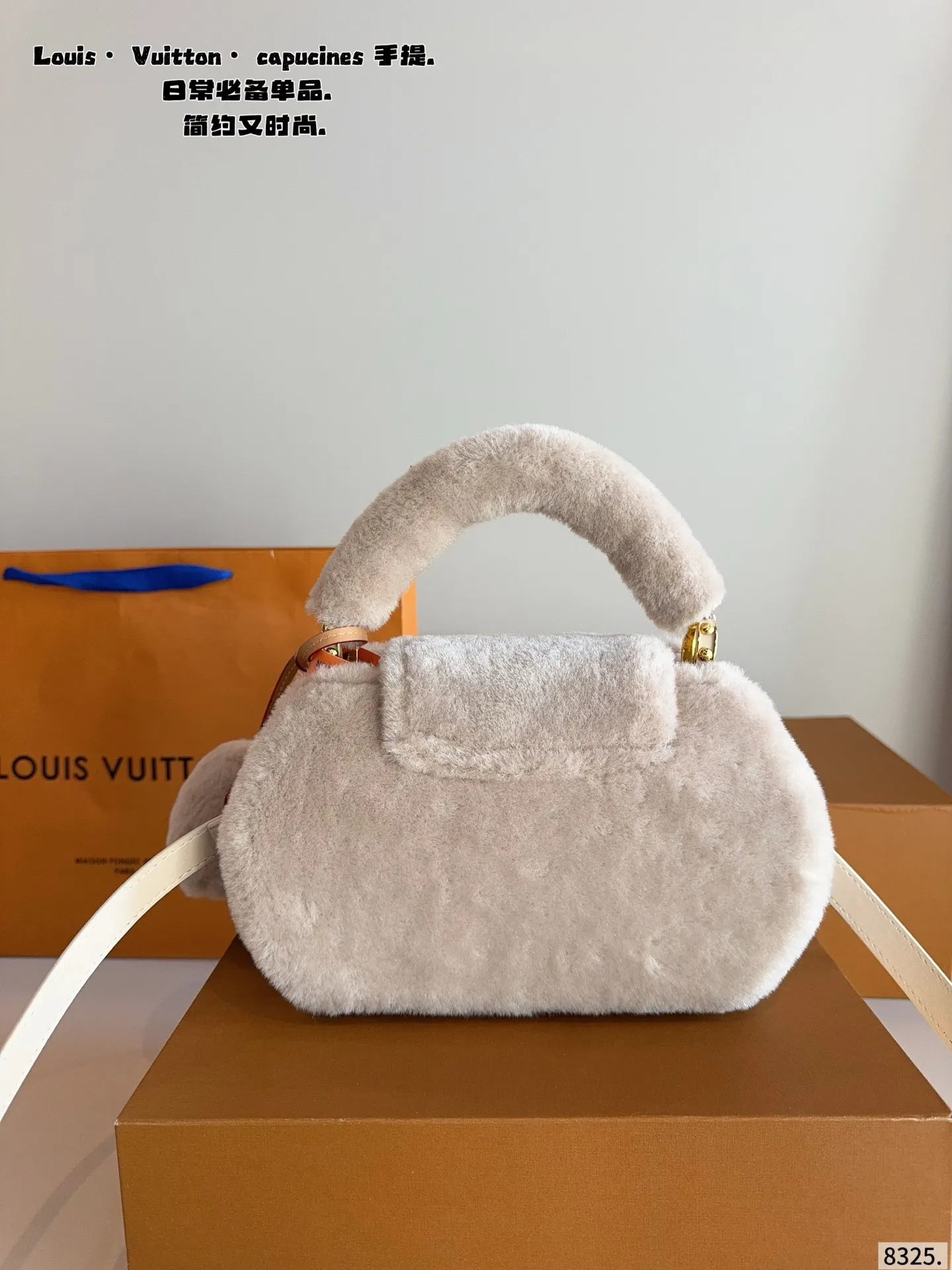 p180配礼盒🎁. LV Capucines bb 手提包 今年最多明星街拍的LV包包你能想到哪些款式呢?恐怕大多女性都会把目光锁定到柔软的荔枝纹Taurillon系列吧,因为全都是高端之选,无论是休闲商务都是最有品味的,Capucines bb 设计很有亮点,几乎是人见人爱的,在明星街拍中也最常见到,范冰冰、高圆圆等明星都是它的忠粉呢,尺寸小巧的迷你包,比起大号要显得甜美许多,尺寸:20*7*13cm