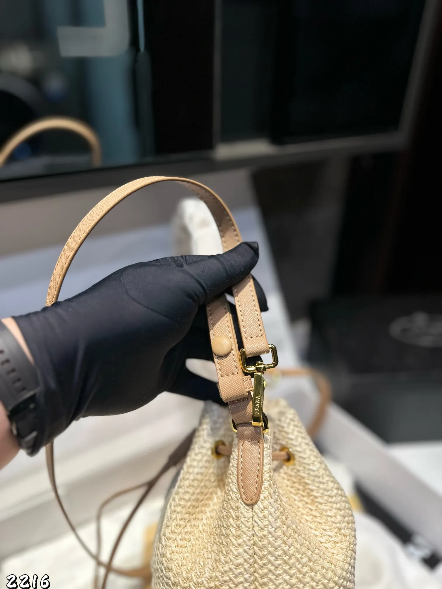 ❤️p130❤️ ✅新品推荐🔜Prada普拉达专柜同款编织水桶包~草编包👍高端货!可手提可肩背~各大明星追捧的爆款~棕榈叶和牛皮编织而成‼️采用最好的五金配件!经典logo!(size:19*21*12)