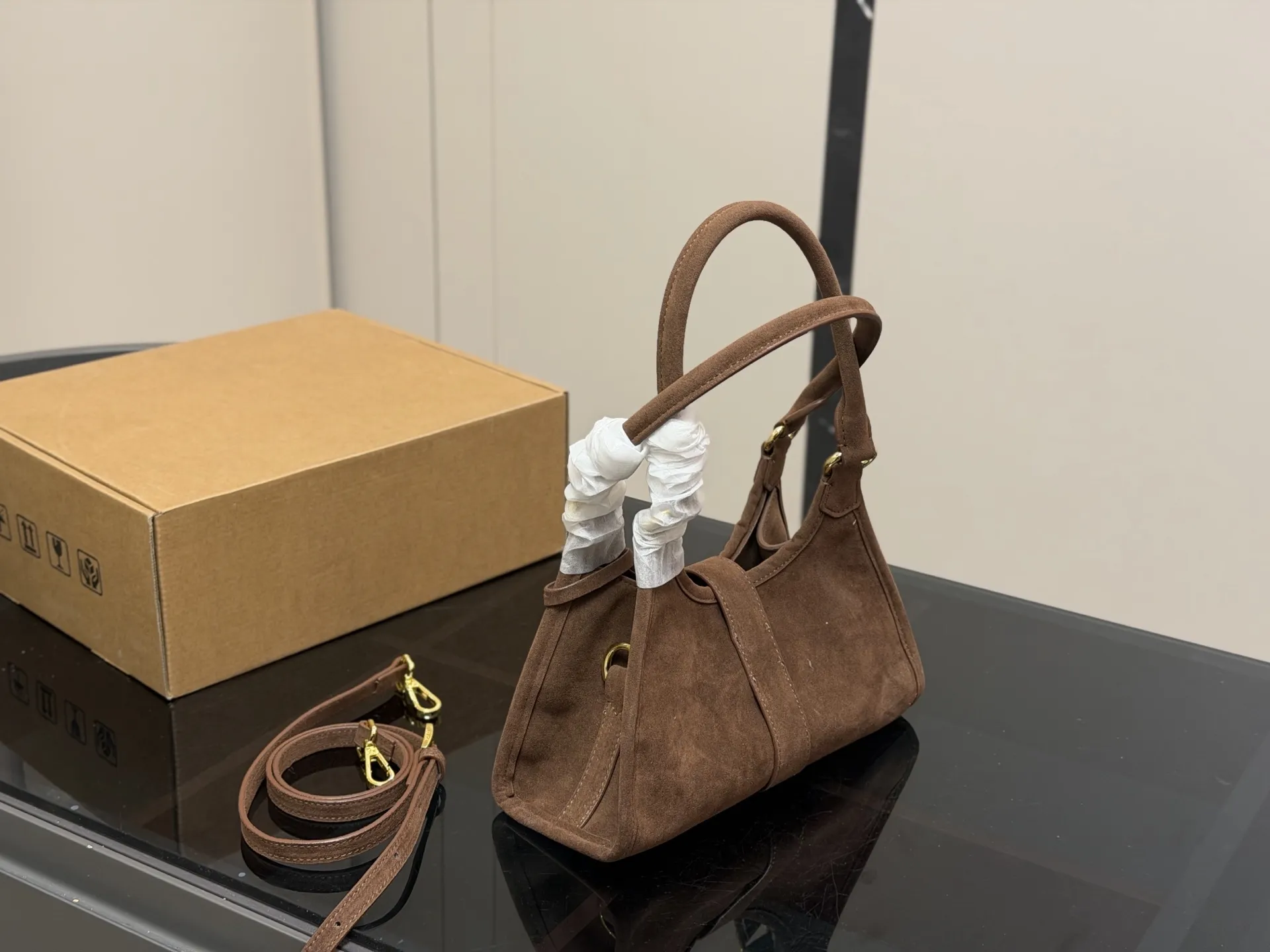 ¥170 size:26.18cm 普拉达 hobo中古腋下包 多了一份随意和简单, 完全的时尚百搭!