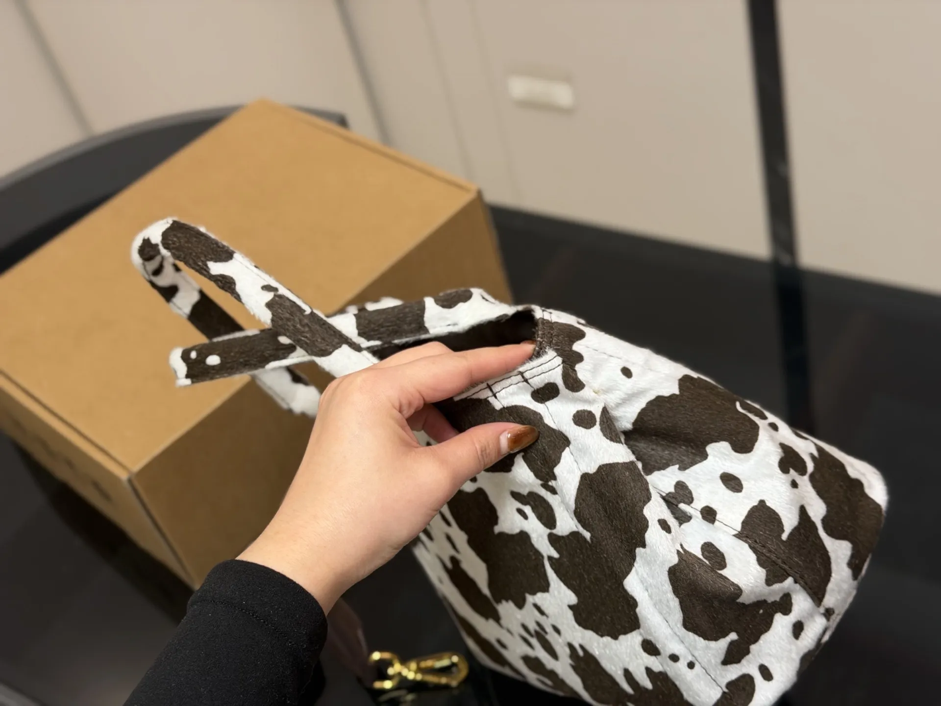 &yen;140 size：29.20cm 又是心动Prada托特的一天. 松弛慵懒的tote包真的爱惨了 普拉达tote（保龄球） 上身满满的高级感！ 日常通勤必备哦！