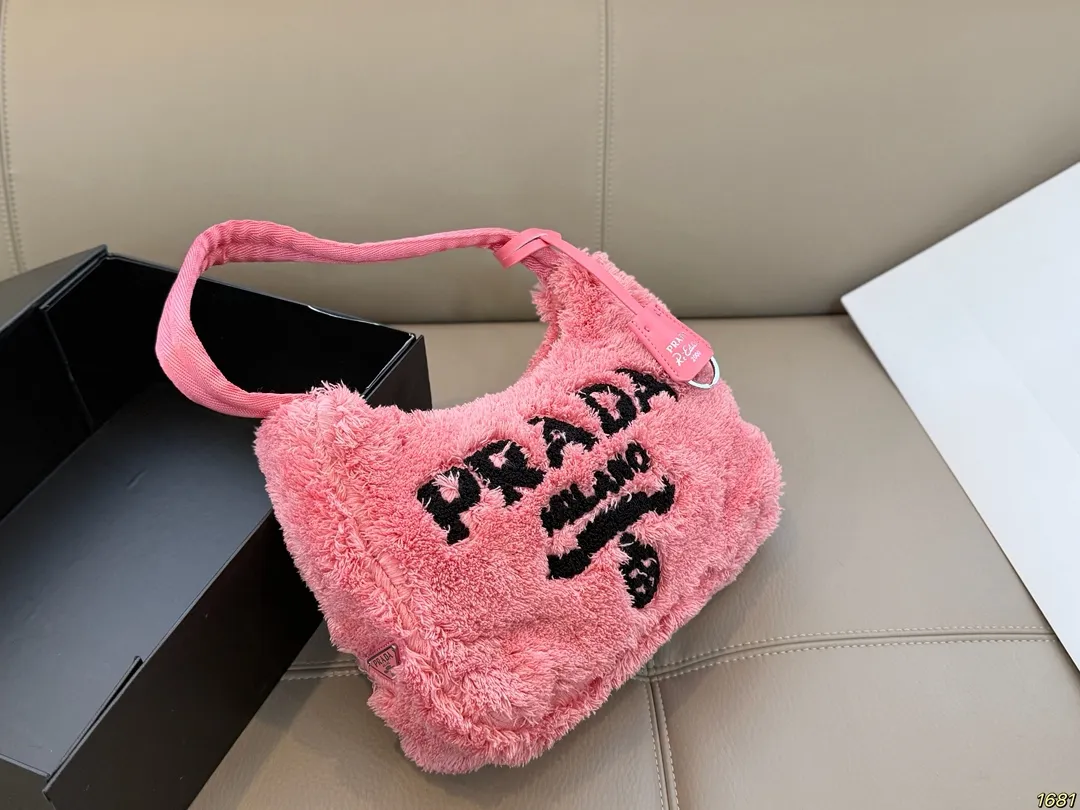 &yen;120 普拉达PRADA 环保毛腋下包 加上毛茸茸的元素瞬间软绵绵的 一下就温柔起来了。 秋冬很适合背毛绒包！ 不仅手感很棒 还能取暖~ 软乎乎毛茸茸 简直无法拒绝啊 尺寸24 15