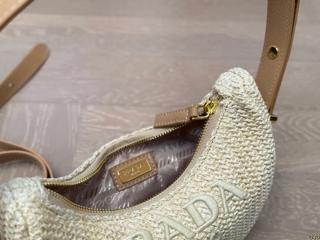 ¥130 搭配长短两条肩带 普拉达Prada绝美草编包 是背Prada阳光草编包的夏天啦 马上夏至了,来推荐这只Prada阳光草编包 编织和皮革,清爽也文艺,让你也可甜可美。设计也非常实用,夏天怎么能少了草编包呢 尺寸 21 10