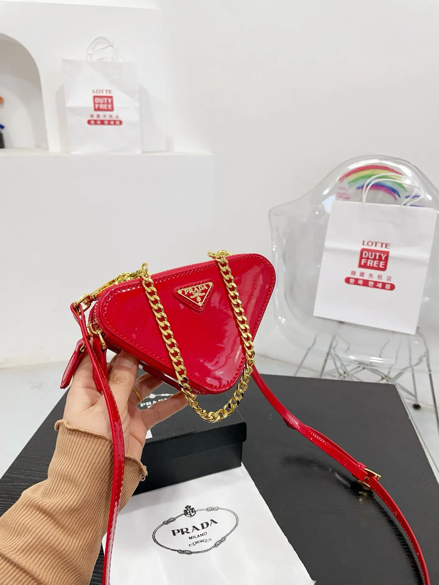 📷💰115配盒子 Prada 三角包❤️ 普拉达家新款 迷你小三角包/精致零钱包时尚凹凸造型单品 拿来当配饰也是极好的时髦小配件可爱的不要不要的 尺寸 16.10cm