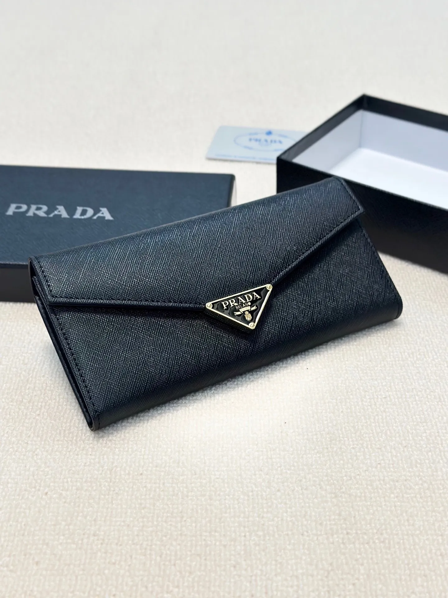 P95🎀🎀颜色 黑🎀尺寸 19x10🎀普拉达爆款牛皮两折钱包🔥款式经典做工精细耐磨耐用手感极佳❤