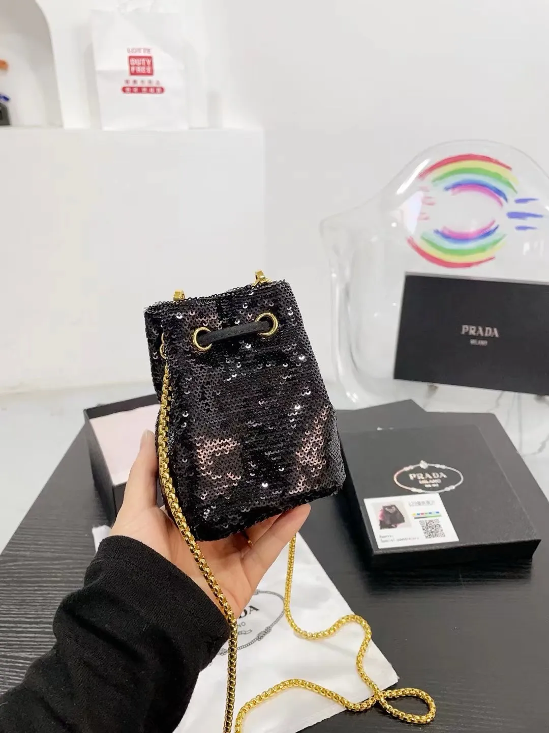 👑💰P105配盒 ⚠️尺寸10.13 普拉达PRADA mini亮片水桶包 太可爱了，bling bling的效果非常吸睛 可仙可酷，难道你不心动。 太美太可爱了