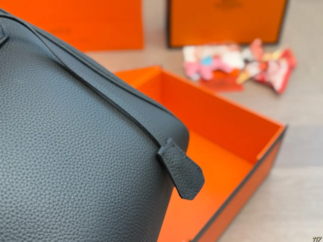 &yen;235飞机盒 爱马仕 Hermes HAC A DOS 爱马仕很适合男生的包其实挺少的但是Hac真的很适合男生!!最实用的男包颜值也抗打 无论是斜挎还是当胸包都很舒服拿Hac根本不用考虑穿搭问题~ 尺寸18 27