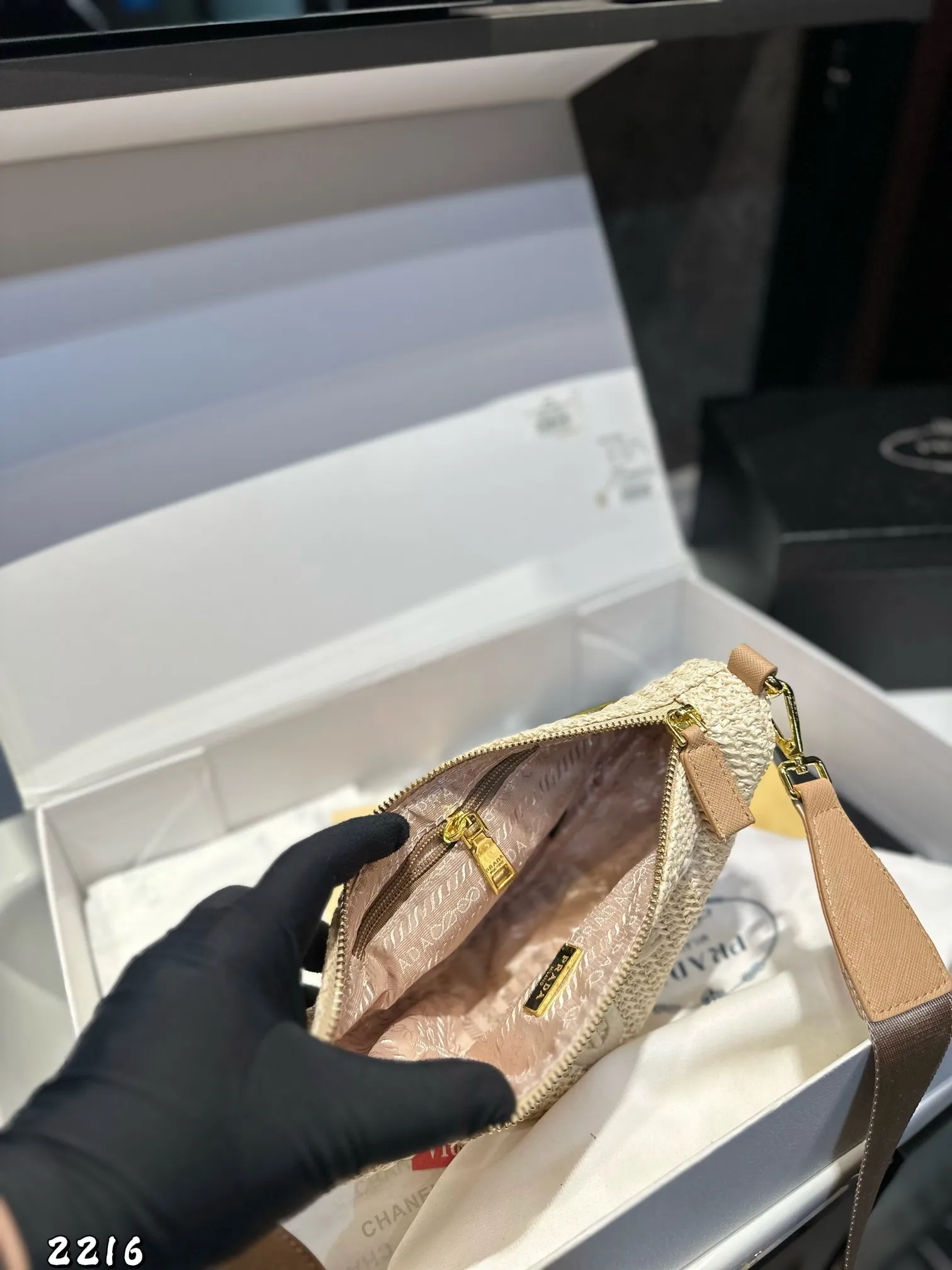 ❤️p130❤️ ✅新品推荐🔜升级版🔥Prada普拉达专柜同款编织三角包~草编包👍配小包‼️高端货!可肩背~各大明星追捧的爆款~棕榈叶和牛皮编织而成‼️采用最好的五金配件!经典logo!(size:28*14*10 小包9*13)