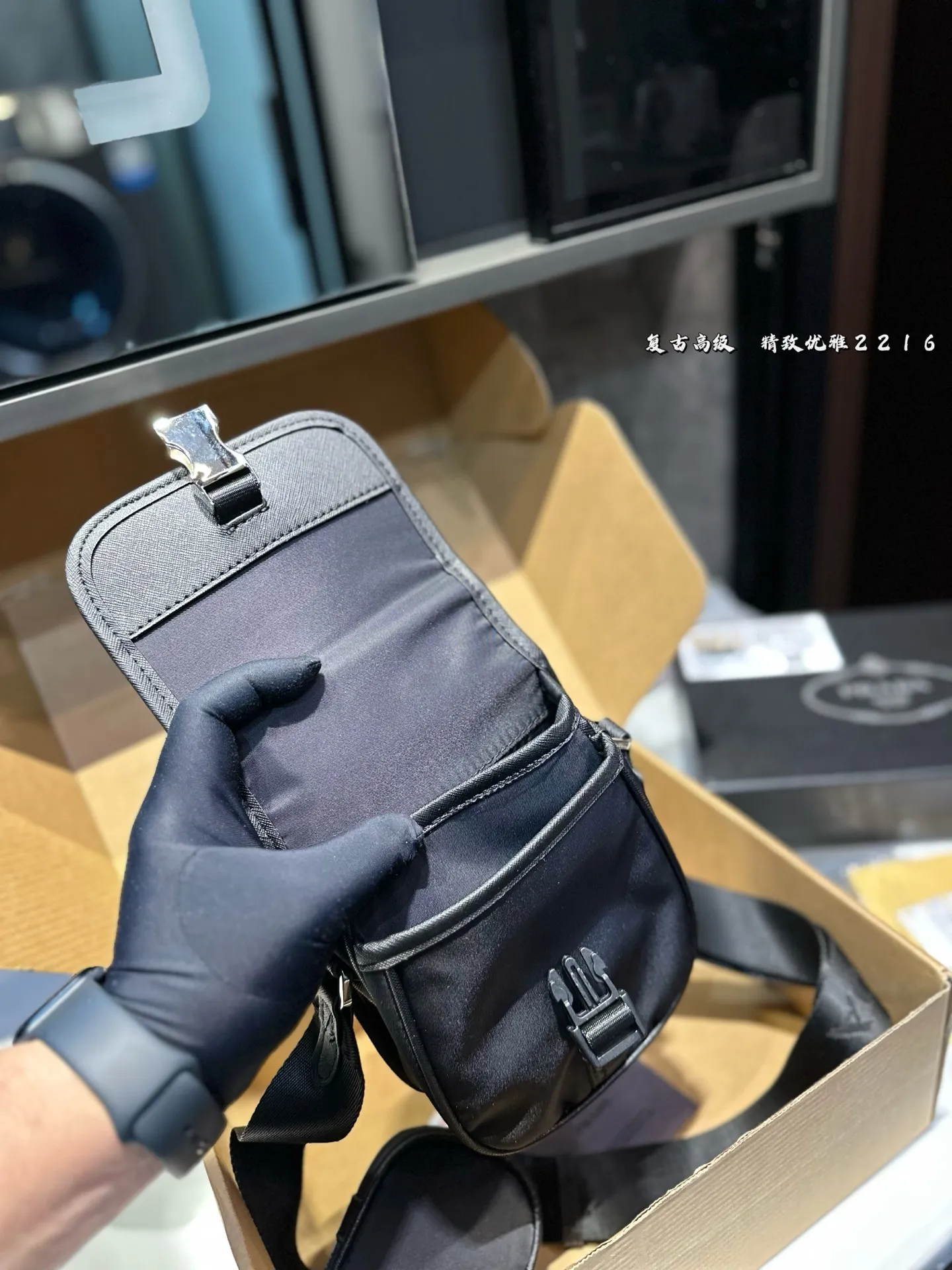 ❤️p125❤️ 普拉达Prada尼龙包 在时尚中增加柔美感 颜值真的绝绝子 谁看能不心动呢✨ 尺寸 13 18