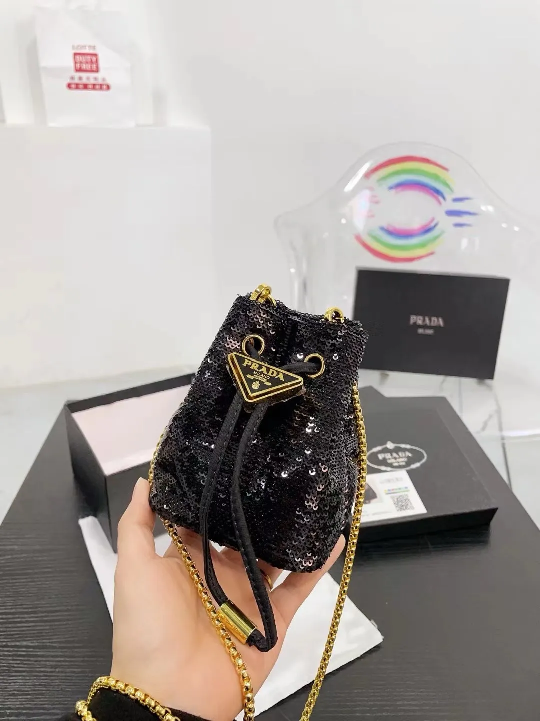 👑💰P105配盒 ⚠️尺寸10.13 普拉达PRADA mini亮片水桶包 太可爱了，bling bling的效果非常吸睛 可仙可酷，难道你不心动。 太美太可爱了