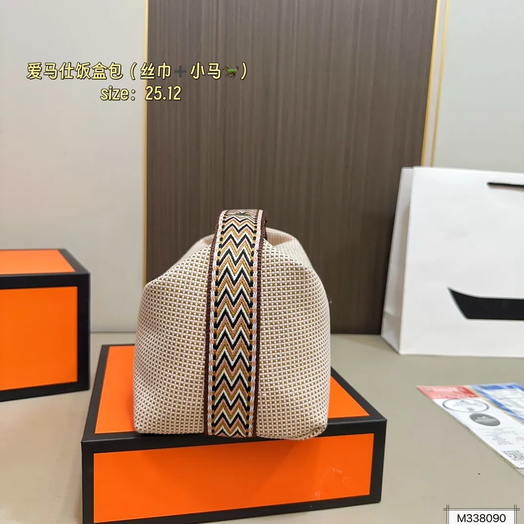 💰105 礼盒包装 丝巾➕小马 爱马仕帆布收纳包饭盒包。 帆布的材质随性且休闲! 优雅贵气高级感并存! 尺寸25×12