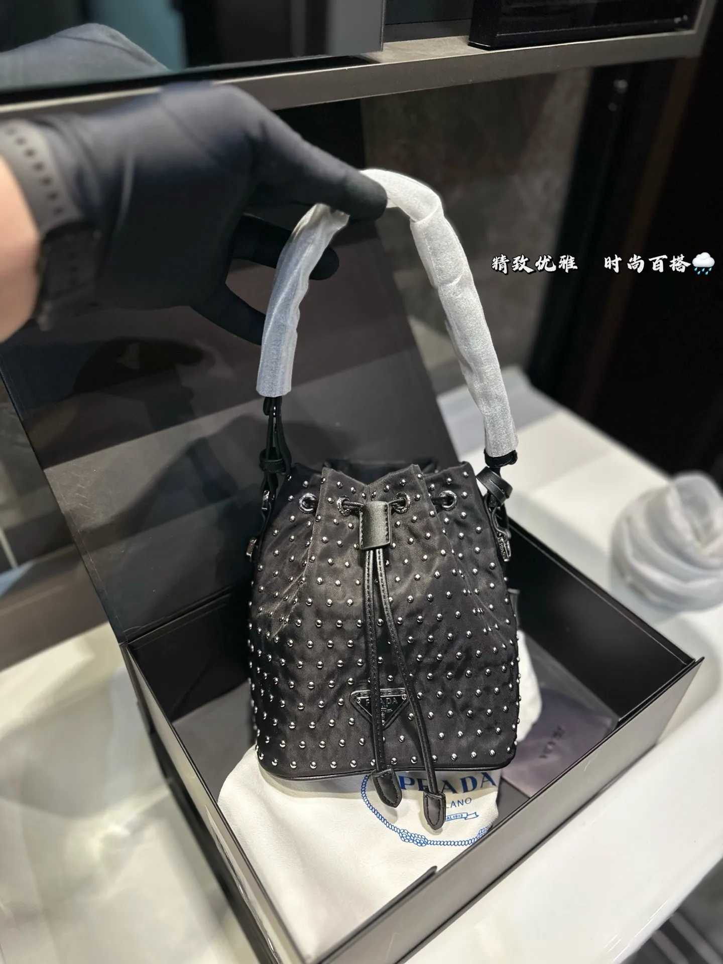 ❤️125（礼盒包装）❤️ 普拉达Prada铆钉水桶包 男女通用款哦原版面料五金 众多明星追捧的单品 原单品质 超高回头率 尺寸 19 22