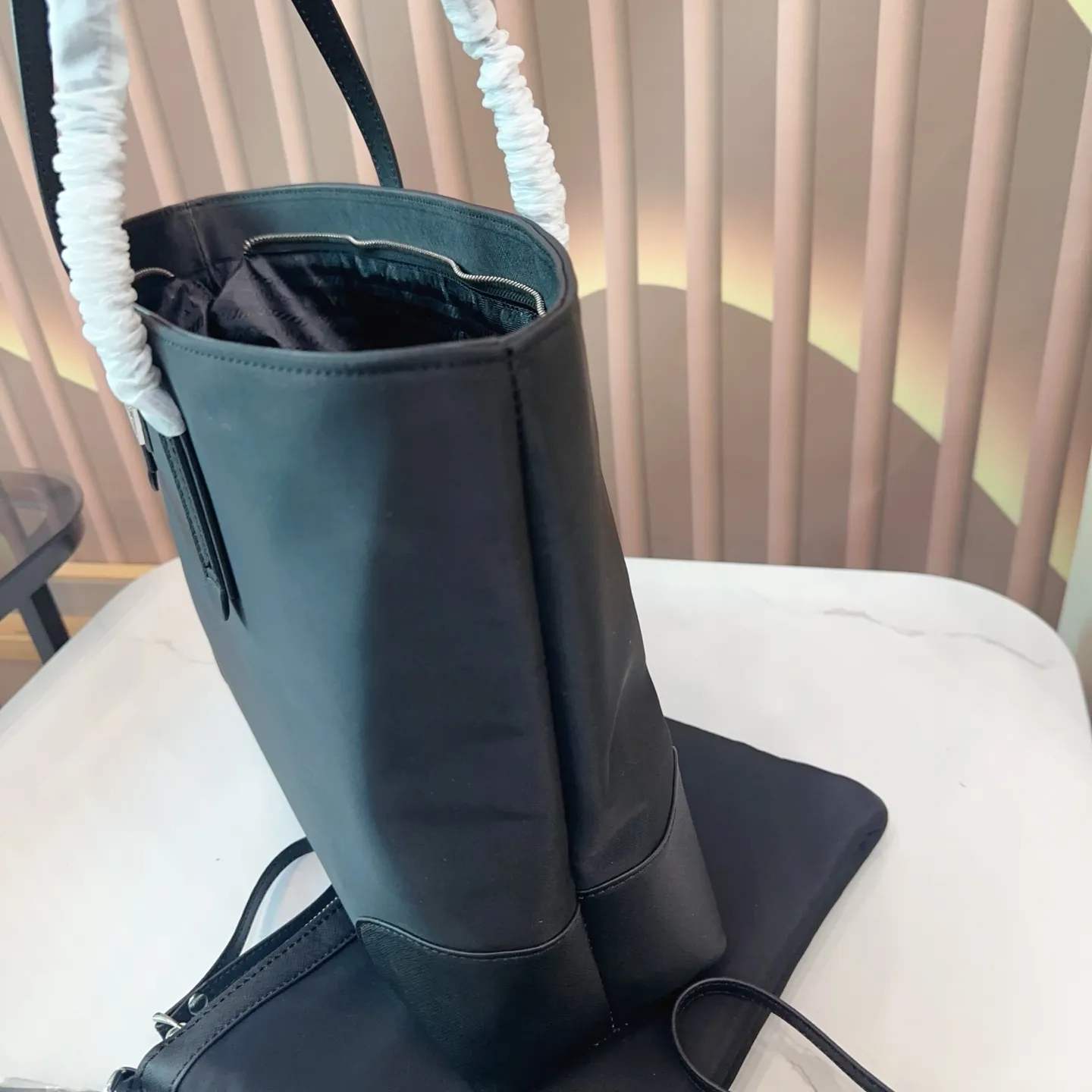 p135 三件套 Pradar最新中古包 eeprada普拉达新品中古包最近Pradar 龙设计,真的都太火了 革冬天的厚重感或夏天的运动感都可以轻松驾驭菜-眼就爱上了 Prada中古大包不论春夏秋冬都能背,百搭实用是大包里为数不多的仙女哦! 尺寸:35*11*27 bb