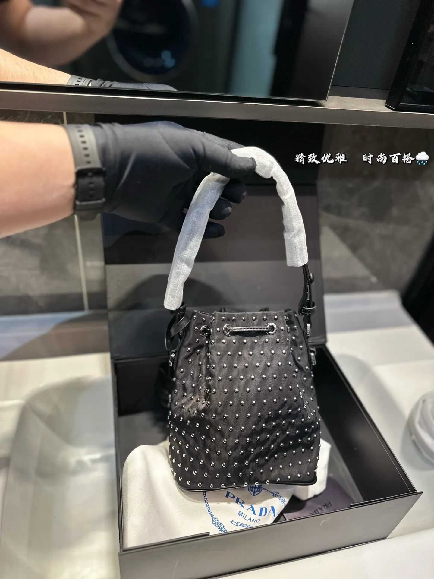 ❤️125(礼盒包装)❤️ 普拉达Prada铆钉水桶包 男女通用款哦原版面料五金 众多明星追捧的单品 原单品质 超高回头率 尺寸 19 22