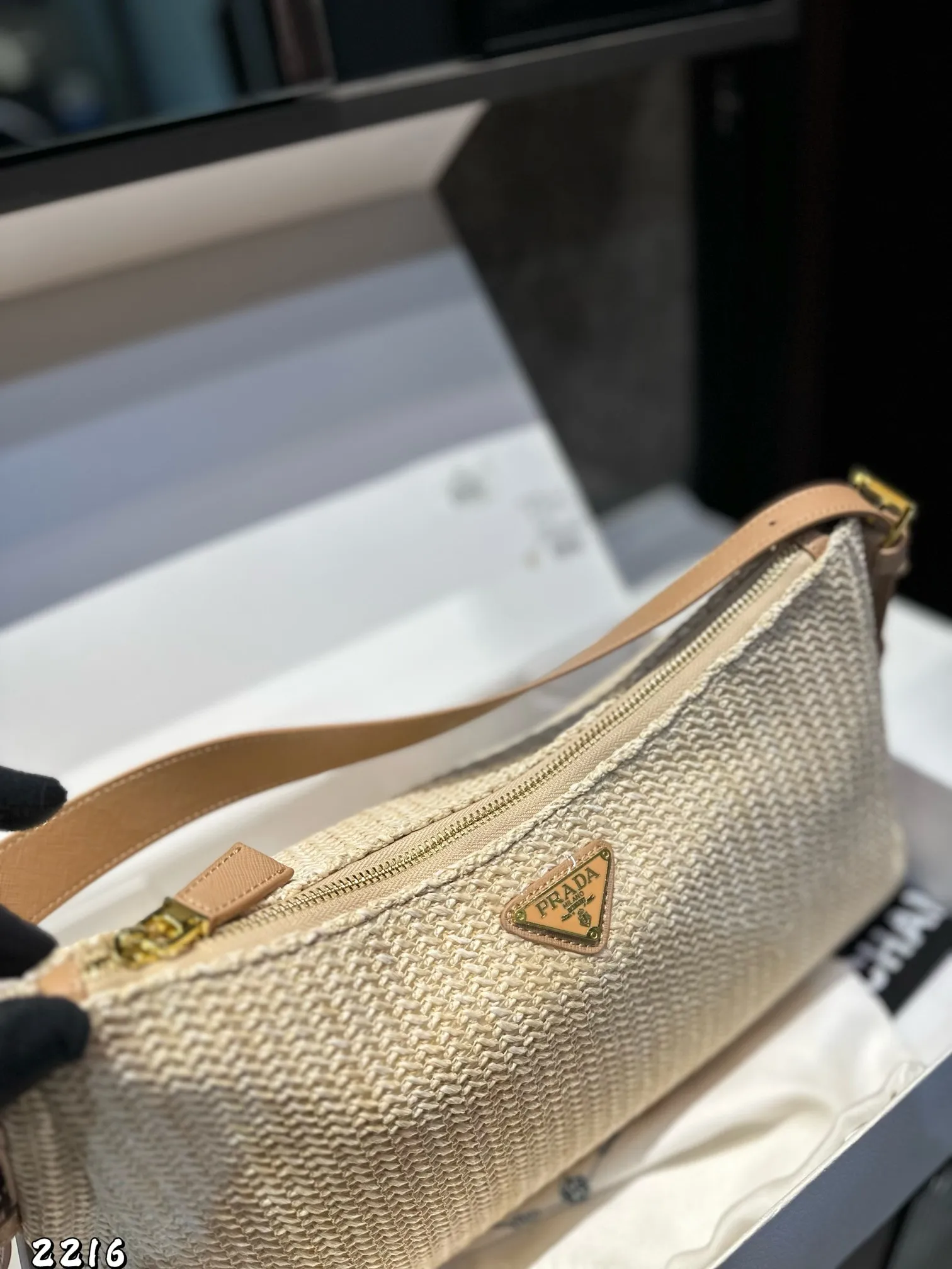 ❤️p160❤️ ✅新品推荐🔜高端货🔥Prada普拉达新款编织腋下包👍高端货！大容量！各大明星追捧的爆款～棕榈叶和牛皮编织而成‼️采用最好的五金配件！（size：40*23*11）