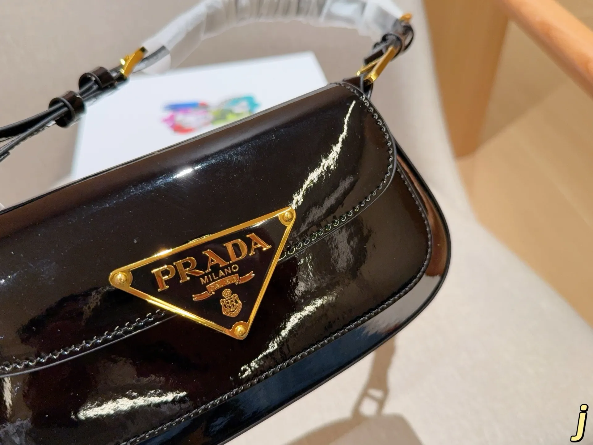 💰170 普拉达prada 新款fw亮皮漆皮hobo腋下包 翻盖法棍包 尺寸24&times;14&times;4 礼盒包装🎁