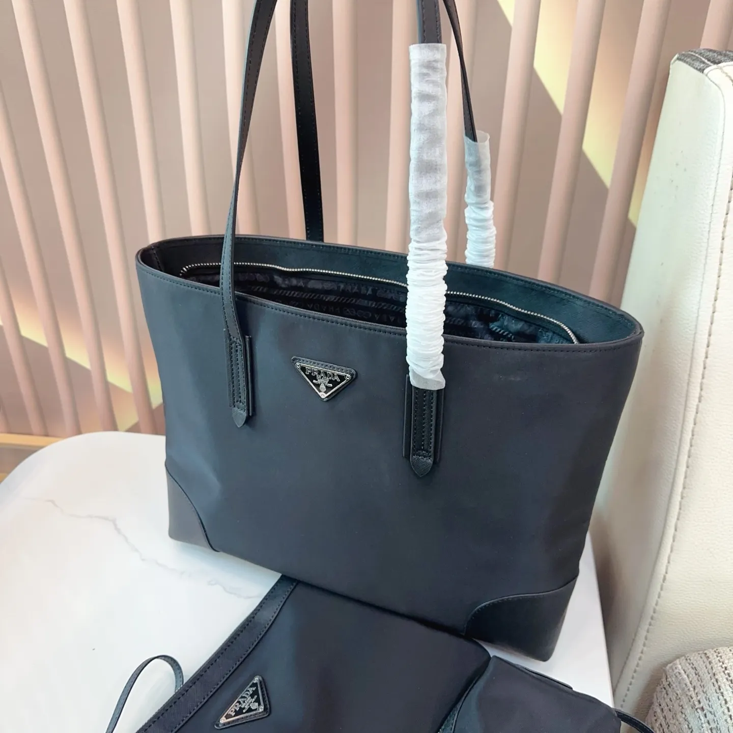 p135 三件套 Pradar最新中古包 eeprada普拉达新品中古包最近Pradar 龙设计,真的都太火了 革冬天的厚重感或夏天的运动感都可以轻松驾驭菜-眼就爱上了 Prada中古大包不论春夏秋冬都能背,百搭实用是大包里为数不多的仙女哦! 尺寸:35*11*27 bb