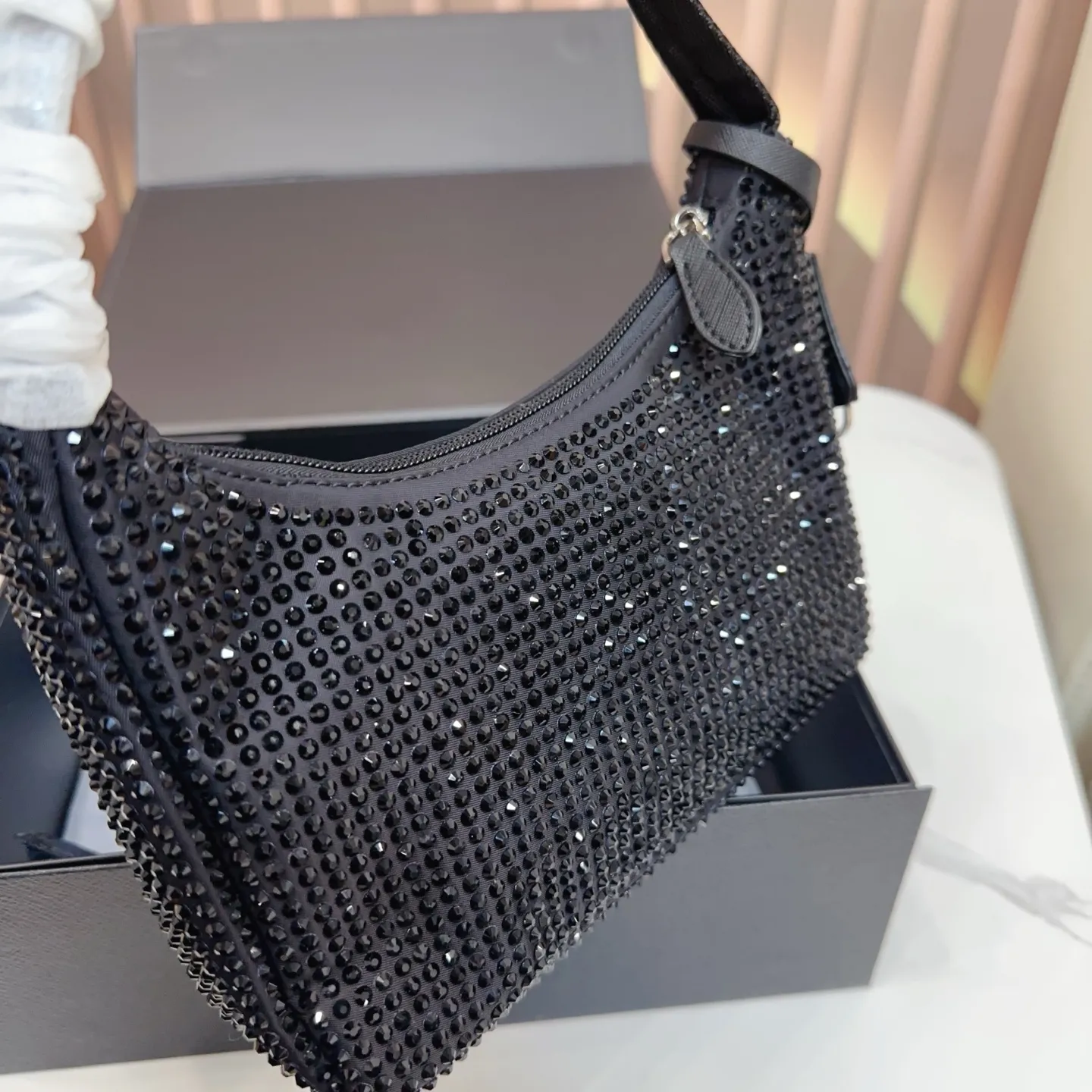 P120 礼盒🎁 size:21×12 PRADA 普拉达水钻Re-Edition hobo腋下包💕 包包焕以轻盈的绸缎面料制作, 通体镶嵌璀璨的水钻为亮点, 搭配珐琅三角包扣,容量🉑️~ 任何场合都能成为引人注目的焦点✨yx