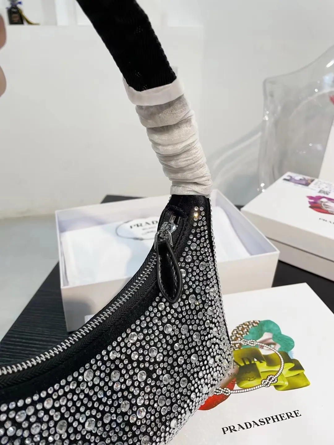 👑💰130配盒子 普拉达水钻石腋下包 ✧Prada͎ 闪钻包 红翻天的一款 专柜一只难求 我家原单复刻版 -今年真的太流行腋下包了 🤞🏿 超级喜欢它简单有质感的设计，很能装而且方便啊！ 无敌时髦洋气～哈哈真香😜耐磨耐用 尺寸 20 12