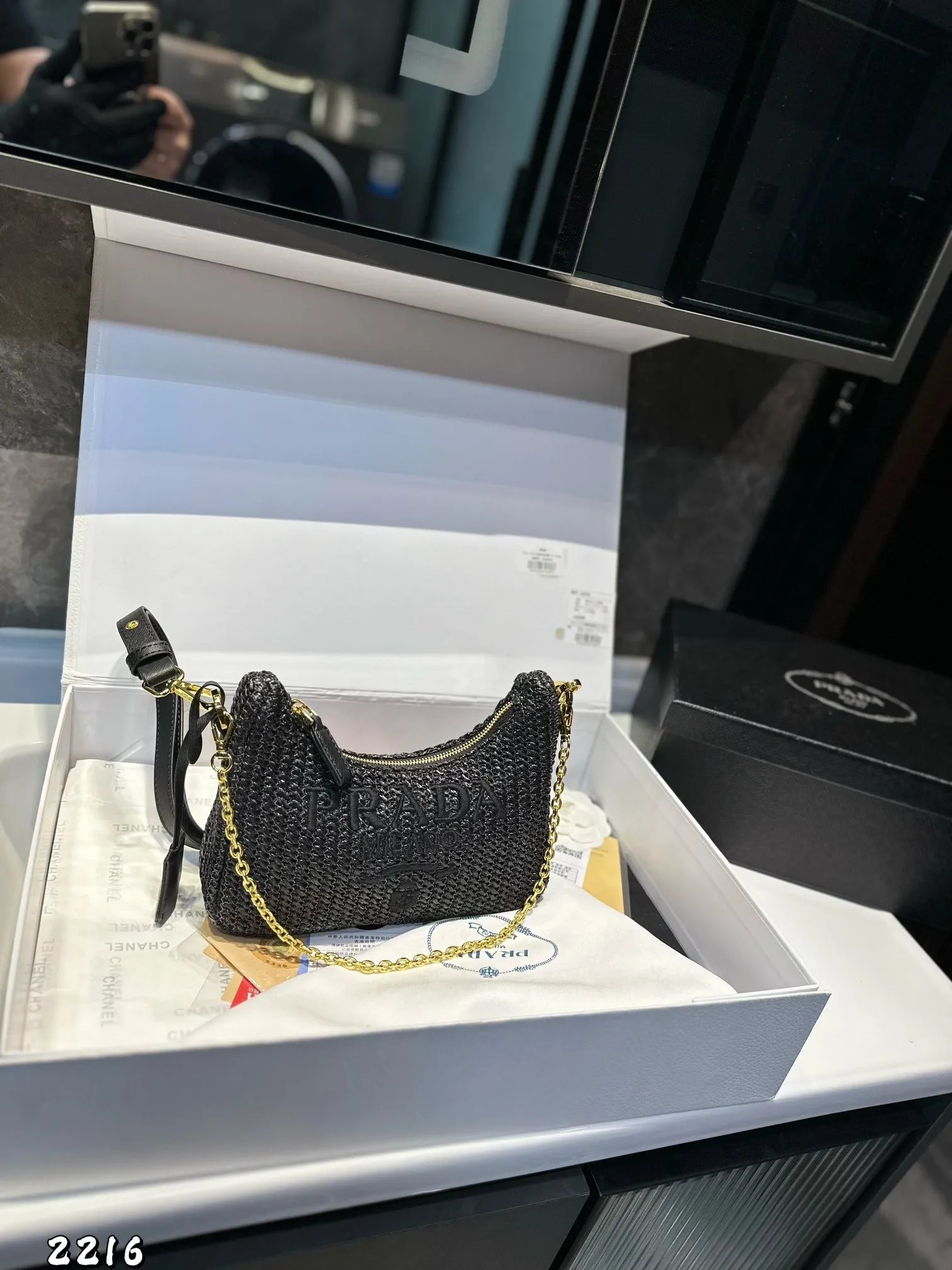 ❤️p125❤️ ✅新品推荐🔜升级版🔥Prada普拉达专柜同款编织hobo腋下包👍高端货！配链条和皮带！各大明星追捧的爆款～棕榈叶和牛皮编织而成‼️采用最好的五金配件！经典logo（size：22*15*5）