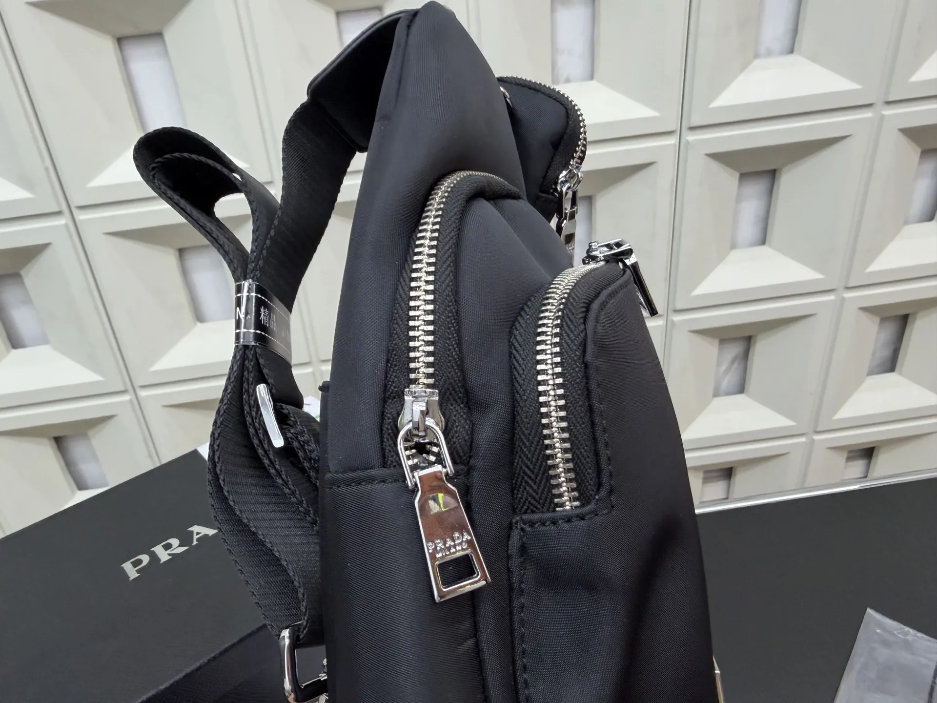 P105 Prada 普拉达 尼龙布二合一胸包 防水布斜挎背包 经典百搭 实物拍摄 配送防尘袋 30 x 16 cm。