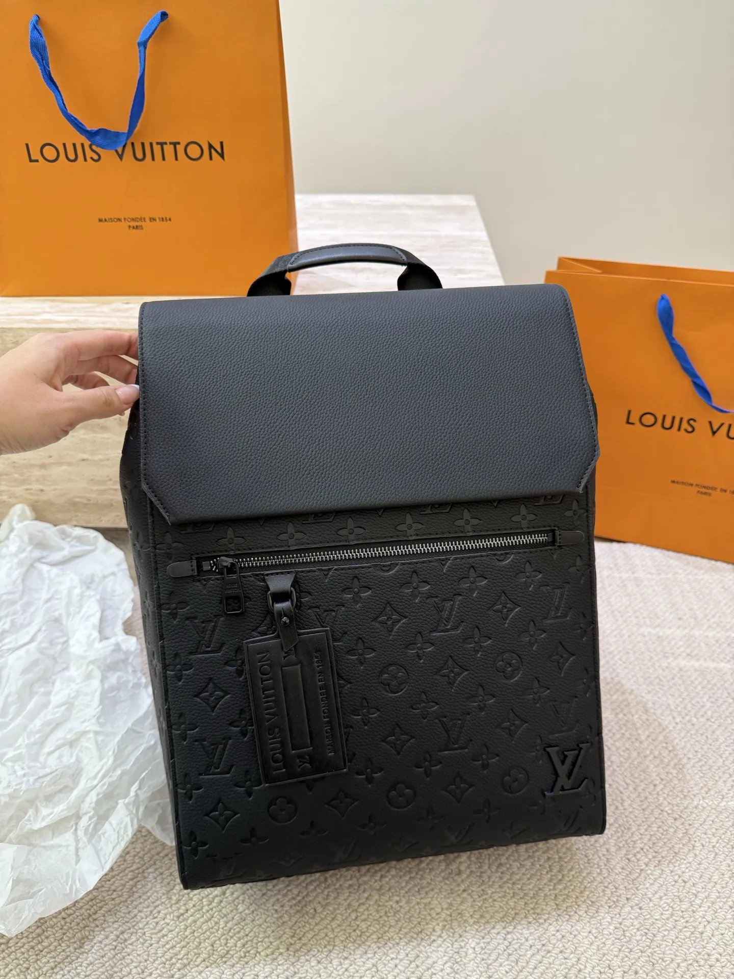 P165 高顔値双肩包/ LV Discovery 百搭通勤经典牛皮双肩包 LV最好看的双 肩包出差旅行必备 休闲商务都可驾驭 容量超大超能装 大热门款个人认为这是一款最合适男士的包包 超级酷 COOL 尺寸 30 40cm