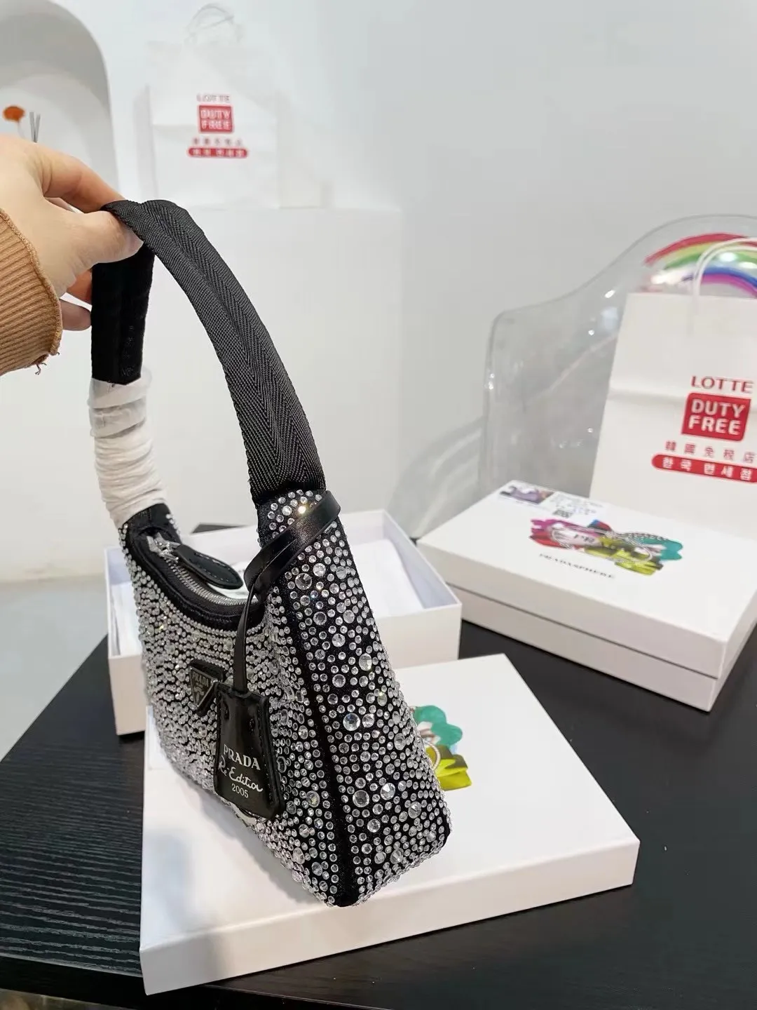 👑💰130配盒子 普拉达水钻石腋下包 ✧Prada͎ 闪钻包 红翻天的一款 专柜一只难求 我家原单复刻版 -今年真的太流行腋下包了 🤞🏿 超级喜欢它简单有质感的设计,很能装而且方便啊! 无敌时髦洋气~哈哈真香😜耐磨耐用 尺寸 20 12