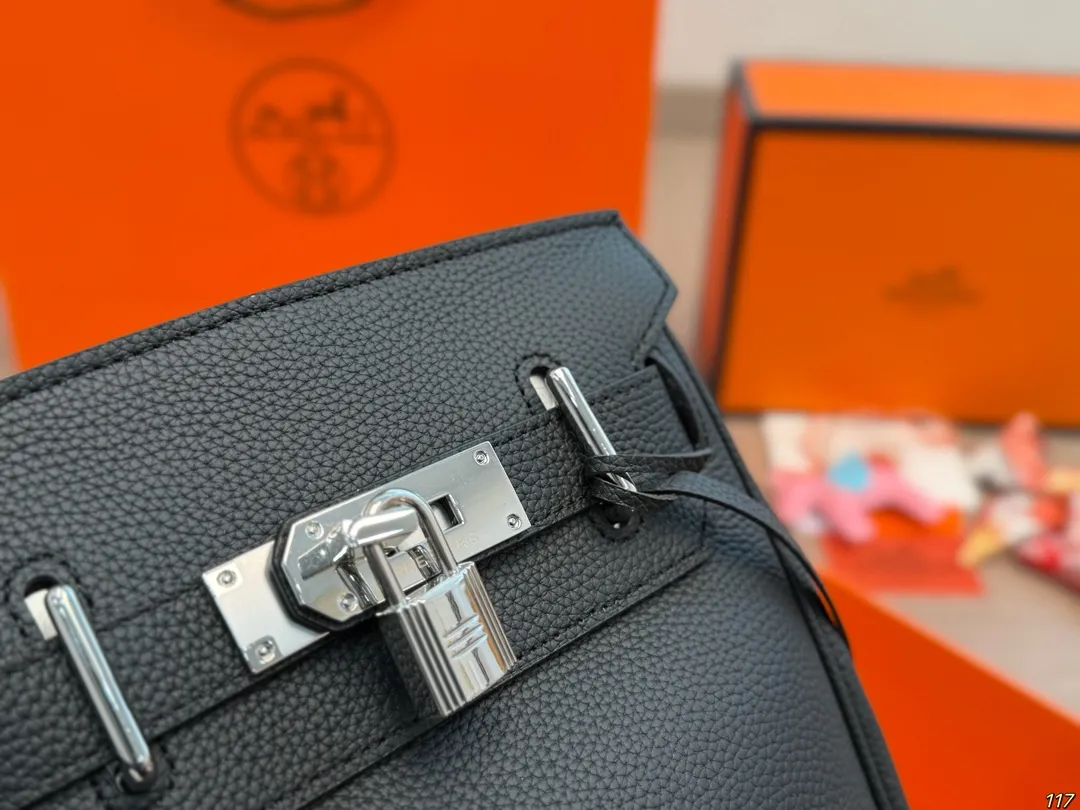 ¥235飞机盒 爱马仕 Hermes HAC A DOS 爱马仕很适合男生的包其实挺少的但是Hac真的很适合男生!!最实用的男包颜值也抗打 无论是斜挎还是当胸包都很舒服拿Hac根本不用考虑穿搭问题~ 尺寸18 27