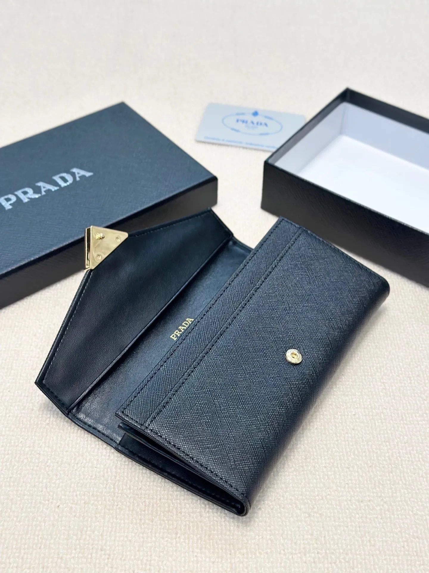 P95🎀🎀颜色 黑🎀尺寸 19x10🎀普拉达爆款牛皮两折钱包🔥款式经典做工精细耐磨耐用手感极佳❤