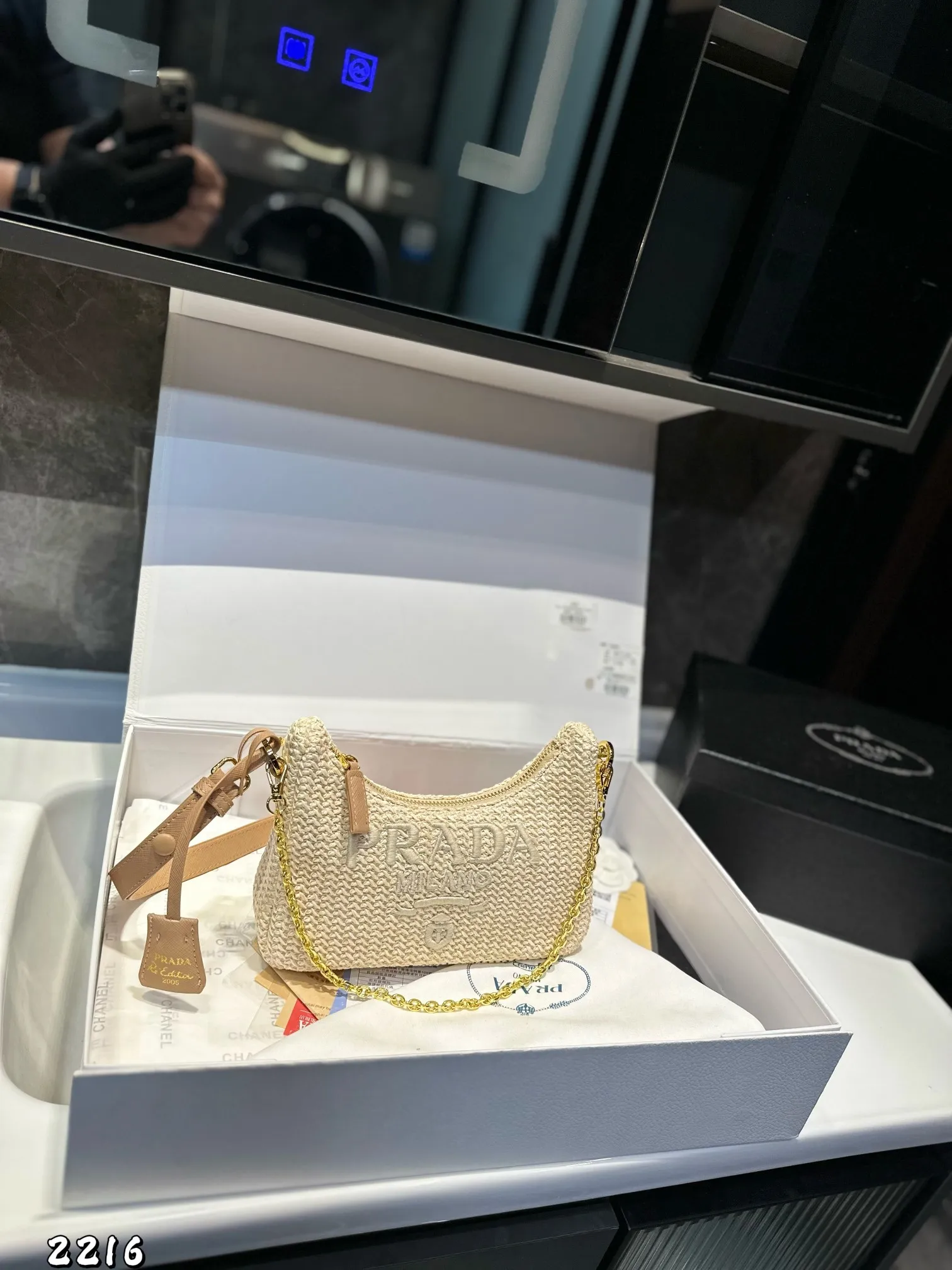 ❤️p125❤️ ✅新品推荐🔜升级版🔥Prada普拉达专柜同款编织hobo腋下包👍高端货！配链条和皮带！各大明星追捧的爆款～棕榈叶和牛皮编织而成‼️采用最好的五金配件！经典logo（size：22*15*5）