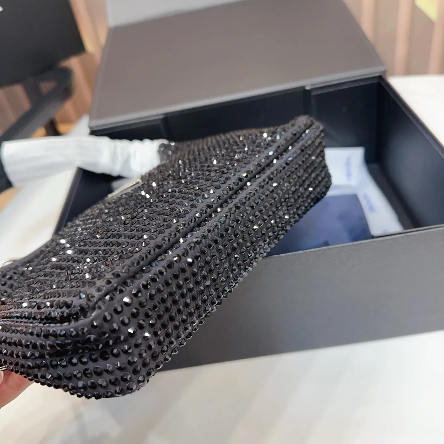 P120 礼盒🎁 size:21×12 PRADA 普拉达水钻Re-Edition hobo腋下包💕 包包焕以轻盈的绸缎面料制作, 通体镶嵌璀璨的水钻为亮点, 搭配珐琅三角包扣,容量🉑️~ 任何场合都能成为引人注目的焦点✨yx