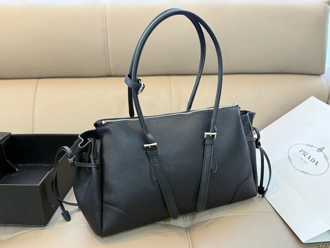 ¥180 普拉达PRADA 腋下包 可爱到不行!凭实力圈粉 简约又不失高级 背上就是时髦精女孩~ 尺寸38 21