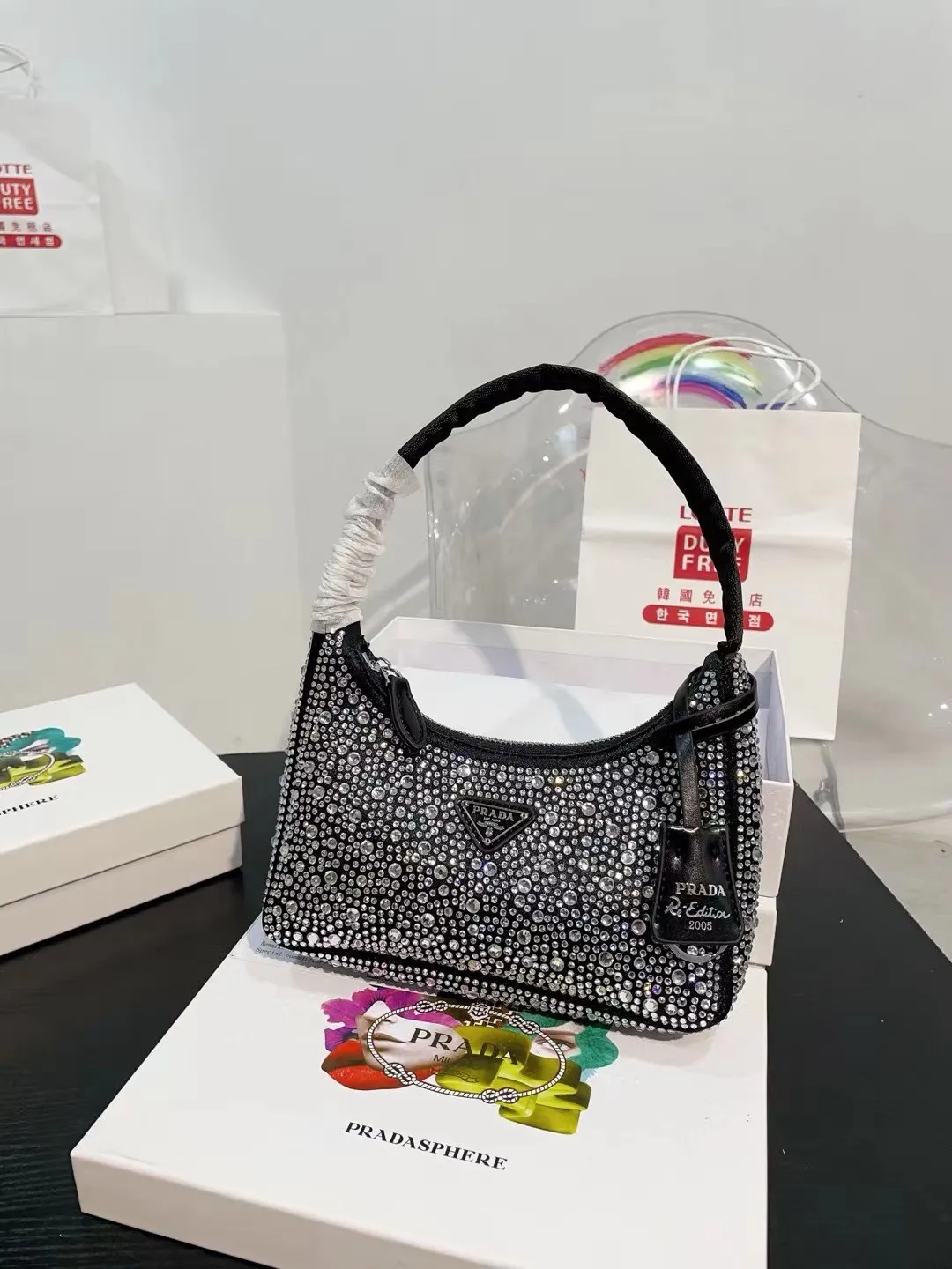 👑💰130配盒子 普拉达水钻石腋下包 ✧Prada͎ 闪钻包 红翻天的一款 专柜一只难求 我家原单复刻版 -今年真的太流行腋下包了 🤞🏿 超级喜欢它简单有质感的设计,很能装而且方便啊! 无敌时髦洋气~哈哈真香😜耐磨耐用 尺寸 20 12