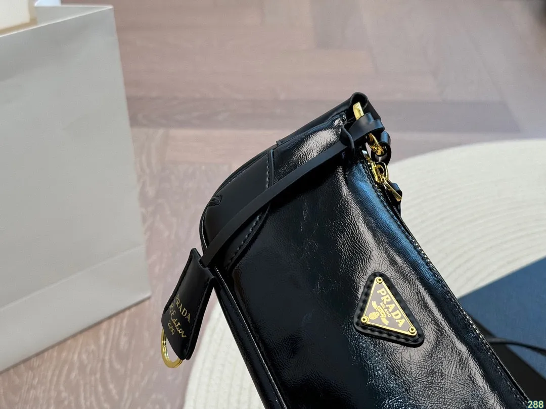 ¥120折叠盒 普拉达PRADA 法棍包 我说这是最美Prada没人反驳吧 这只小可爱谁见谁心动 装饰你的四季 尺寸21 9