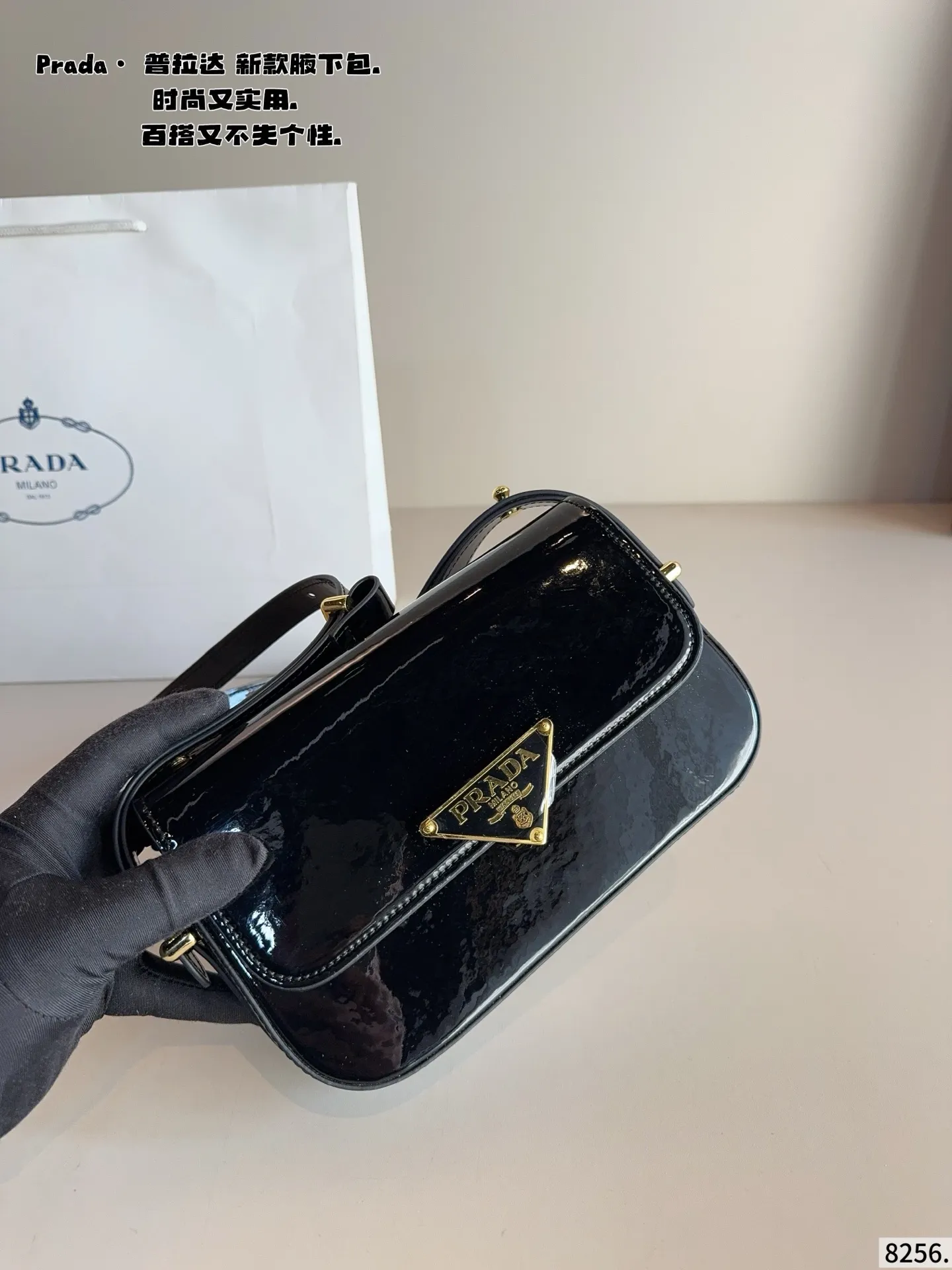 p145配礼盒🎁. 普拉达今年真的太流行中古腋下包了 一款sportsexy风格包包 超级喜欢它简单有质感的设计,上身性感而帅气,很能装而且方便啊! 无敌时髦洋气~尺寸:21*4*12cm