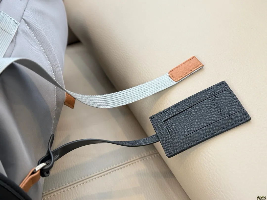 ¥210 PRADA普拉达新款双肩包 满足日常所需,解放双手 款式百搭 非常能装👍 进口尼龙面料,低调简单 包身不易变形,自重轻❗️ 尺寸26 38