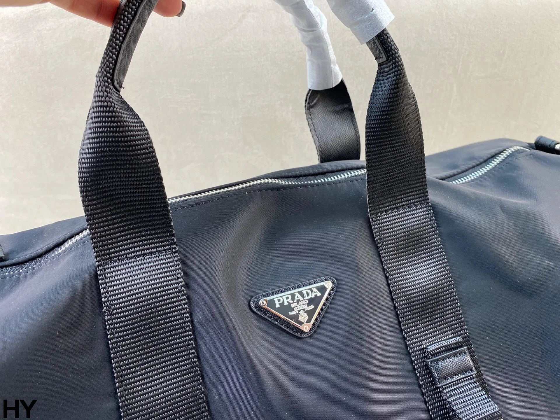 p170 无盒🎁 Prada✖️阿迪联名旅行袋 男女同款 p家经典尼龙质地配上经典三道杠 运动元素拉满 便携自重轻 去健身或者旅行都非常适用！尺寸：底50*宽24*高24