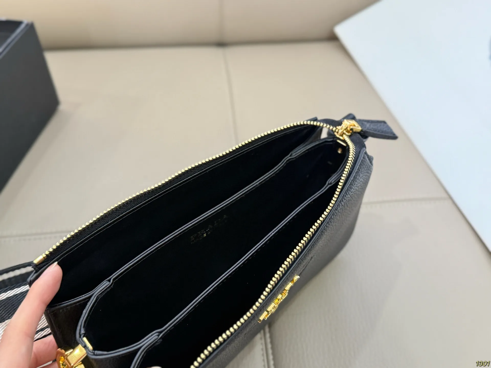 ¥185 普拉达prada风琴包 太完美 格层多多 什么衣着全能搭配 容量空间大 手感超柔软 赶紧入手吧尺寸24.14