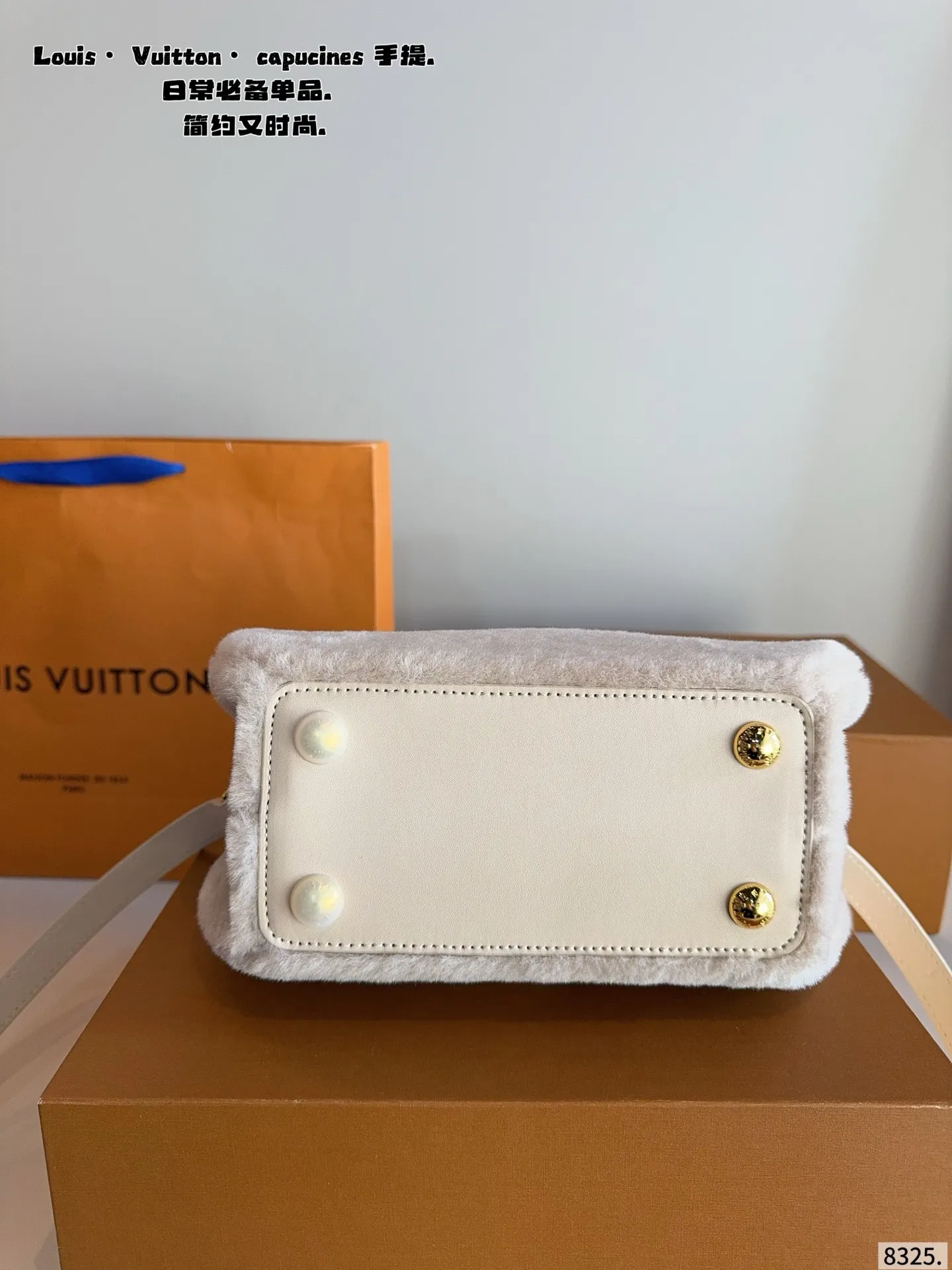 p180配礼盒🎁. LV Capucines bb 手提包 今年最多明星街拍的LV包包你能想到哪些款式呢？恐怕大多女性都会把目光锁定到柔软的荔枝纹Taurillon系列吧，因为全都是高端之选，无论是休闲商务都是最有品味的，Capucines bb 设计很有亮点，几乎是人见人爱的，在明星街拍中也最常见到，范冰冰、高圆圆等明星都是它的忠粉呢，尺寸小巧的迷你包，比起大号要显得甜美许多，尺寸：20*7*13cm