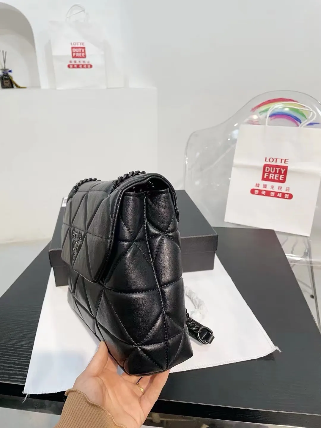 👑💰125💰130💰配盒🎁 尺寸:28.8.20cm/24.6.49cm 普拉达小羊皮斜挎包 单肩包 网红推荐爆款 整个包型,是以当代流行的复古风!单单Logo按扣的设计就可以单手优雅的翻盖