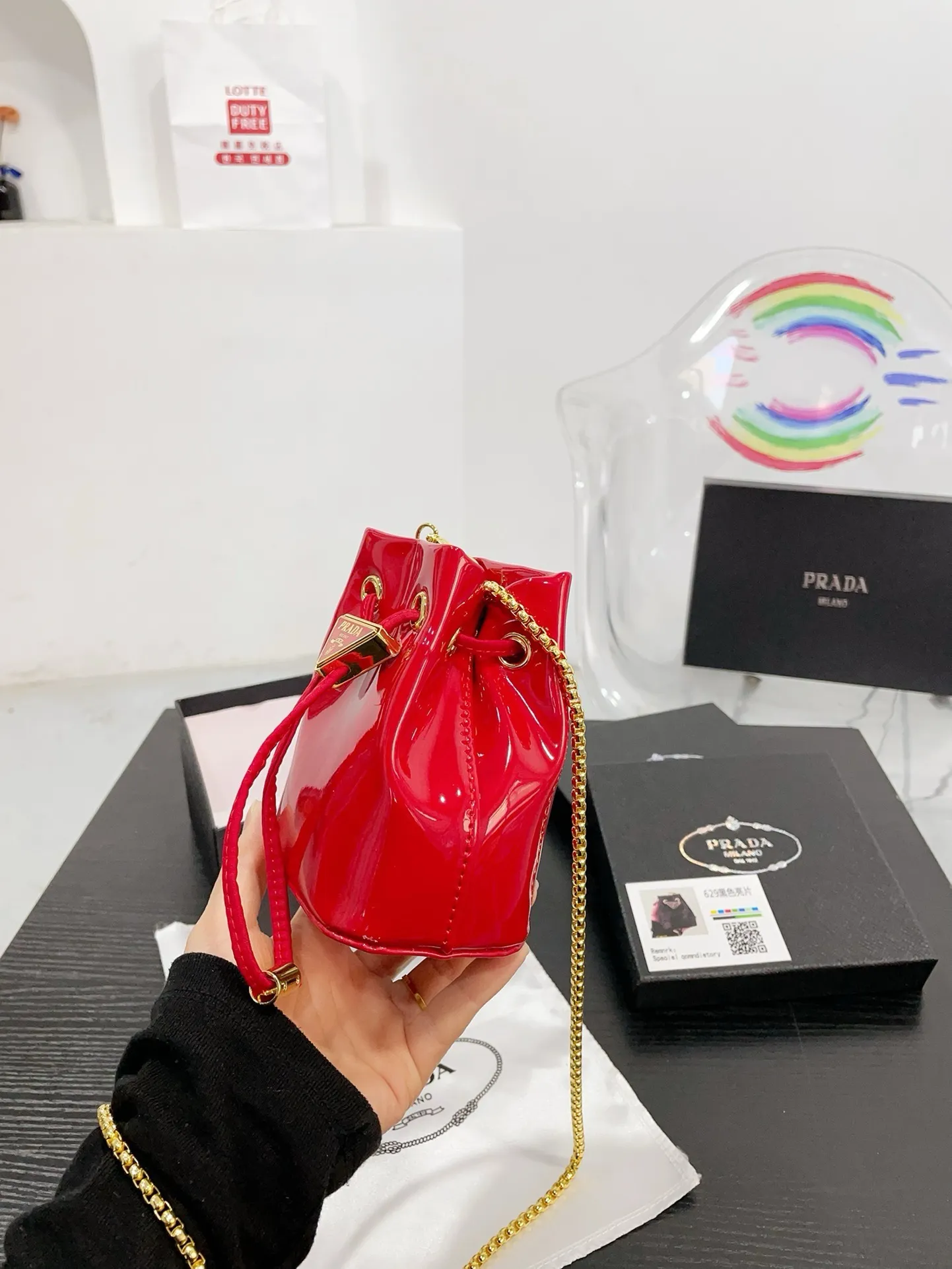 👑💰P105配盒 ⚠️尺寸10.13 普拉达PRADA mini亮片水桶包 太可爱了,bling bling的效果非常吸睛 可仙可酷,难道你不心动。 太美太可爱了