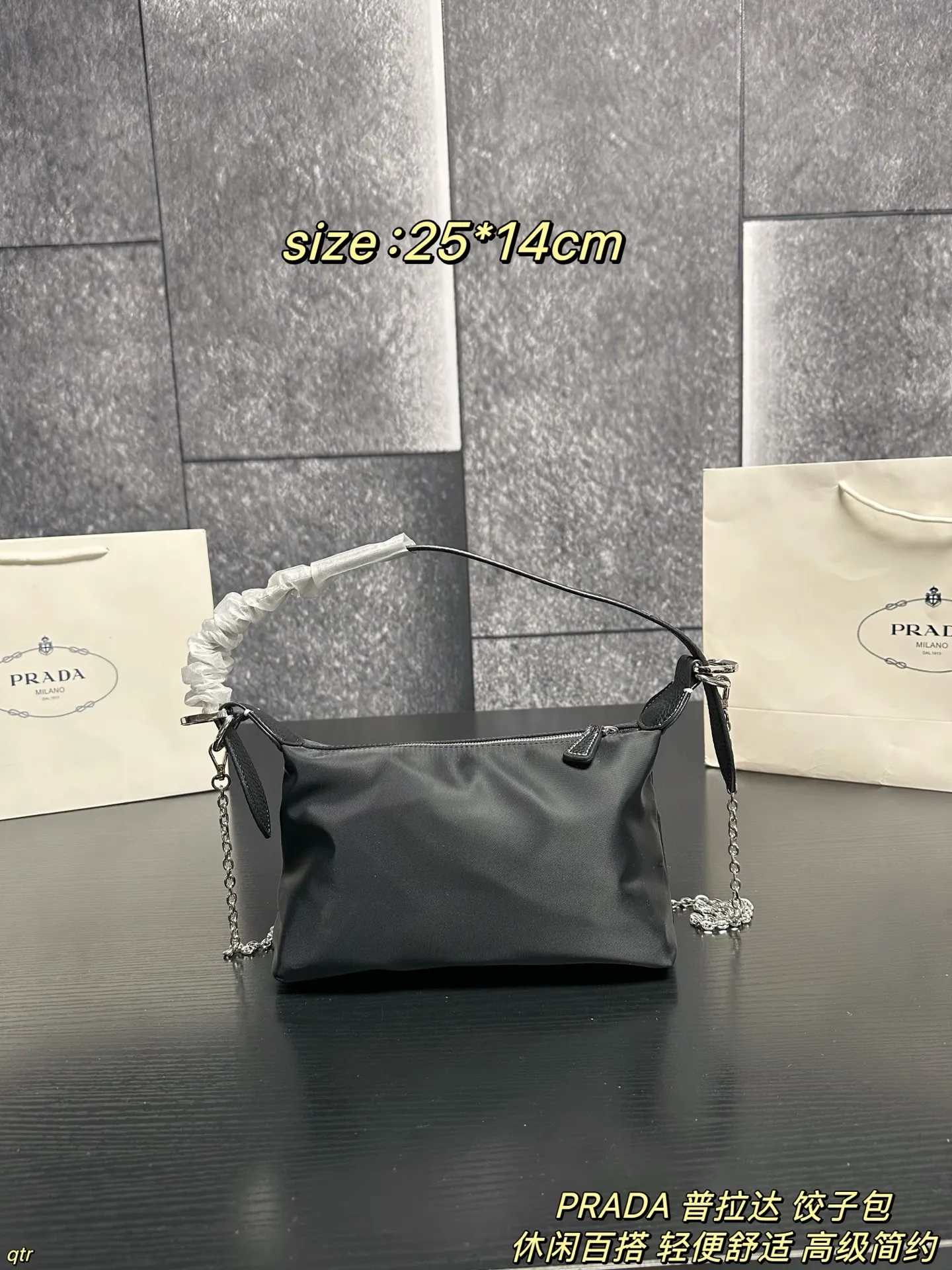 P95配盒 PRADA 普拉达 饺子包 不撞包又实用的小众 Prada尼龙饺子包，这颗造型非常可爱🤩像一个饺子🥟嘿嘿～简约又不失设计感 百搭实用款✨使用率也会很高 因为它好看又方便呀，贴心的设计边角还有皮革保护防磨损，容量也很大 出街通勤都没有问题滴～ 尺寸：25*14cm