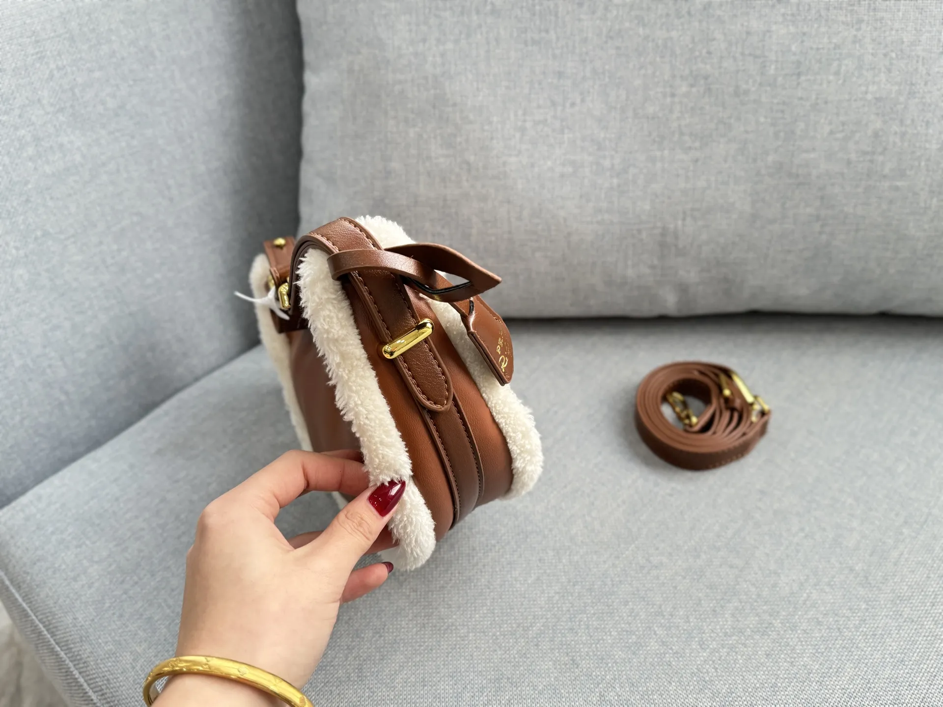 💰135 size：23&times;15 PRADA普拉达 羊羔毛 腋下包 单肩手提包 月牙包 半月包 冬天就要有冬天的包包呀❄️ 新品毛茸茸包，冬天的可可爱爱🟠 腋下包已成为主流时尚趋势啦！ 超级百搭好看时髦潮人一定要买它！ 不仅实用轻便又好看😍😍