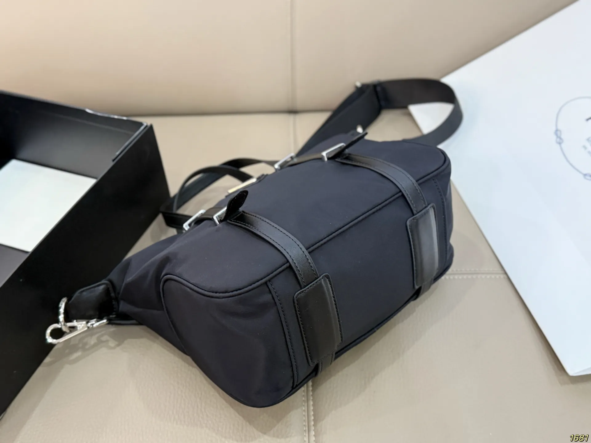 ¥165 普拉达PRADA 尼龙包 背上身一整个阳光活力又年轻 可可爱爱又能装 气质小姐姐即视感 有种小香的感觉~ 轻便好背,充满高级感,狠狠爱了 尺寸: 25 19