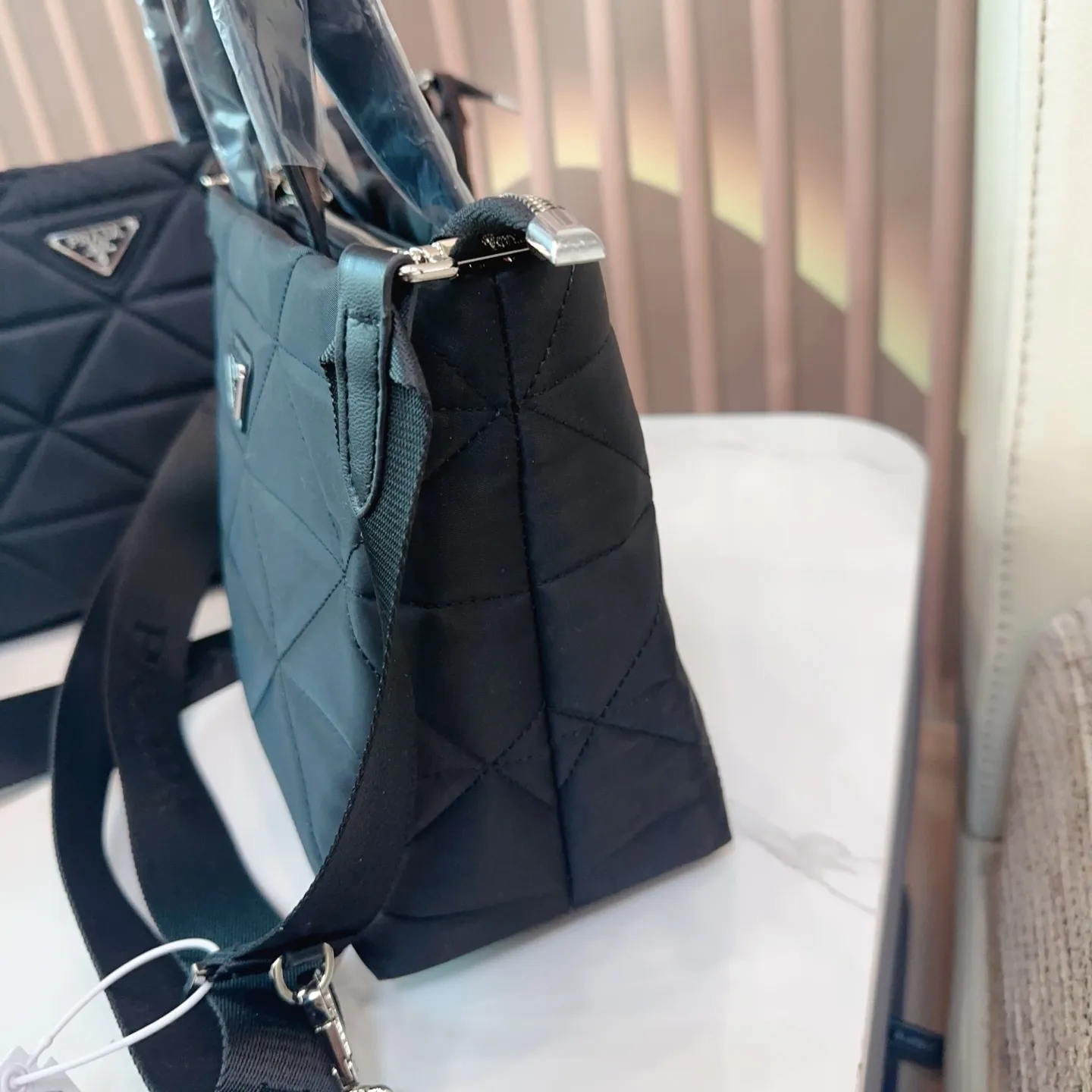 p120/p115 普拉达 PRADA 帆布菜篮子 质感爆棚的美 上身真的太太太有质感啦 日常逛街不要太吸晴 尺寸：32*13*20/23*12*19cm. bb