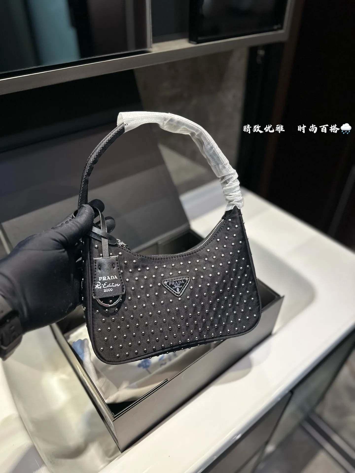 ❤️105(礼盒包装)❤️ 普拉达hobo 铆钉腋下包 Prada如影随形 充满了不一样的帅气感 甜酷辣妹穿搭必备 尺寸 21 11