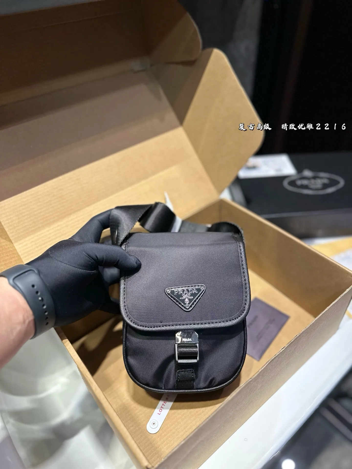 ❤️p125❤️ 普拉达Prada尼龙包 在时尚中增加柔美感 颜值真的绝绝子 谁看能不心动呢✨ 尺寸 13 18
