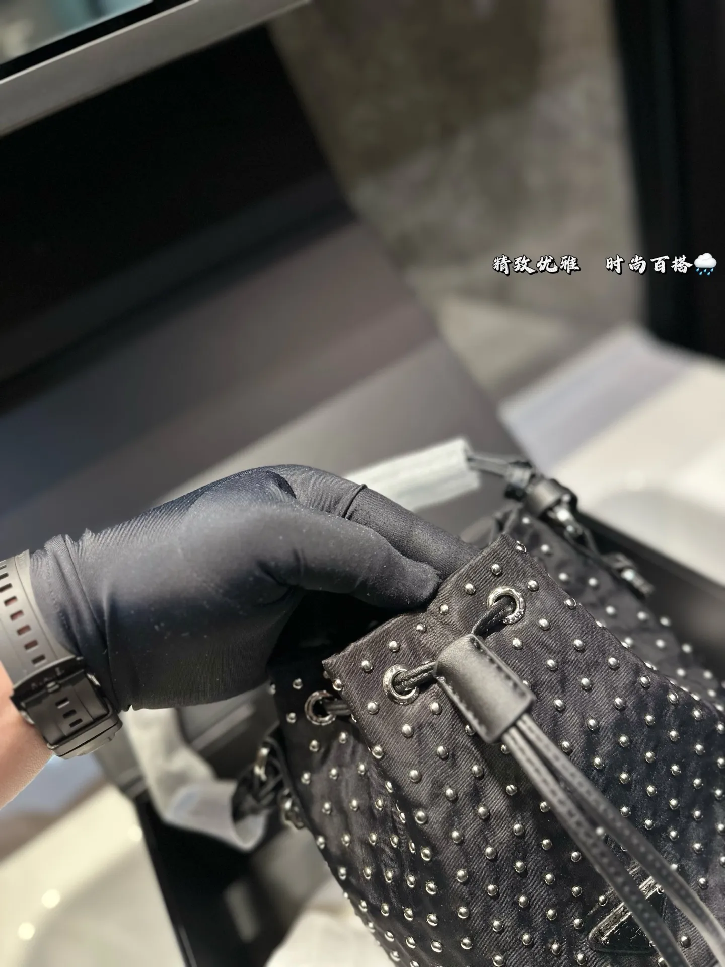 ❤️125（礼盒包装）❤️ 普拉达Prada铆钉水桶包 男女通用款哦原版面料五金 众多明星追捧的单品 原单品质 超高回头率 尺寸 19 22