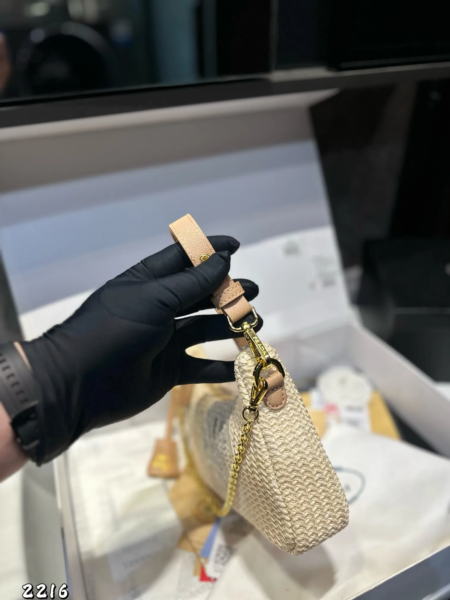 ❤️p125❤️ ✅新品推荐🔜升级版🔥Prada普拉达专柜同款编织hobo腋下包👍高端货！配链条和皮带！各大明星追捧的爆款～棕榈叶和牛皮编织而成‼️采用最好的五金配件！经典logo（size：22*15*5）