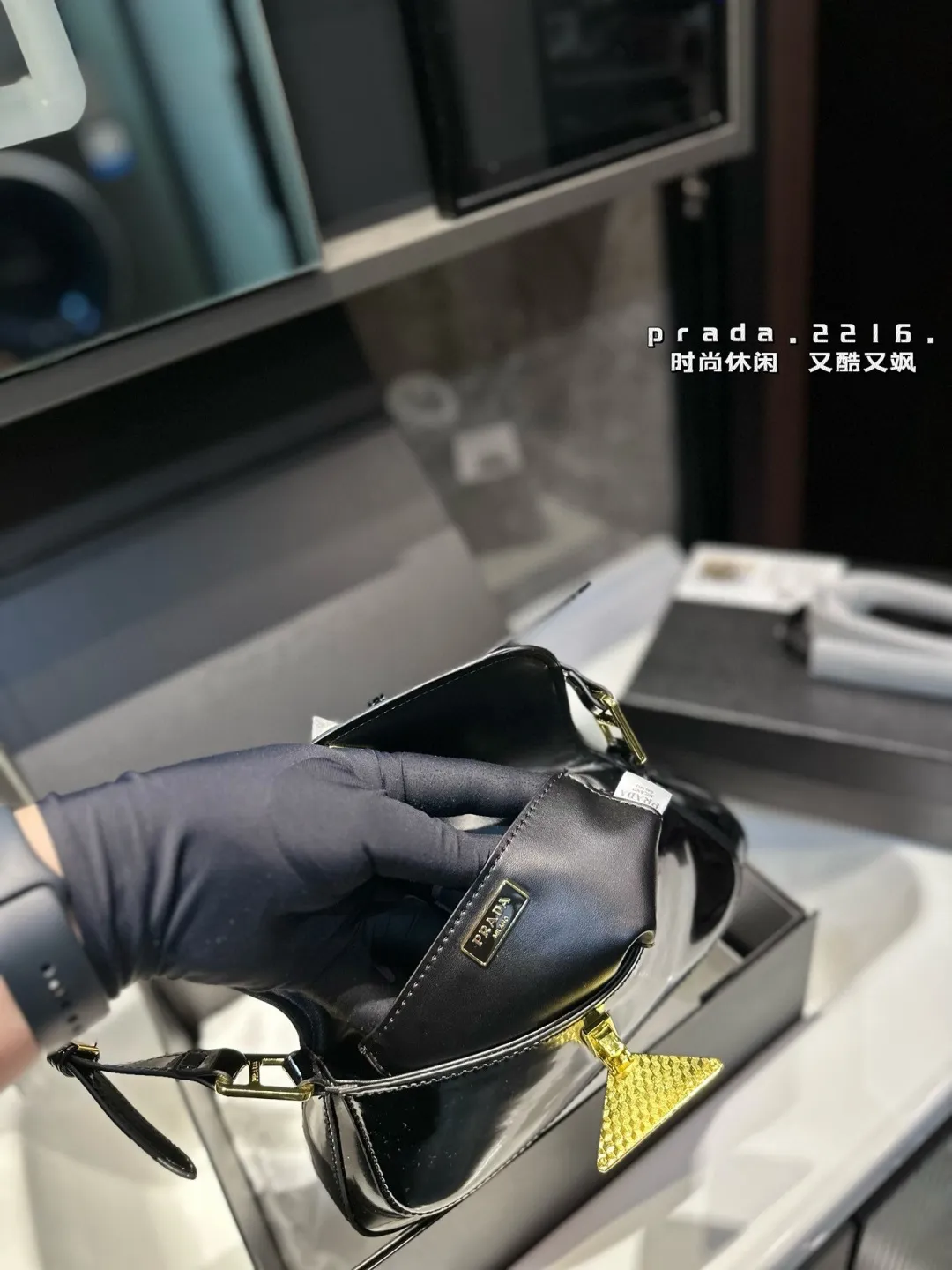 ❤️p120❤️ 普拉达漆皮腋下包 独特的艺术气息 颜值高 集美必入 尺寸25