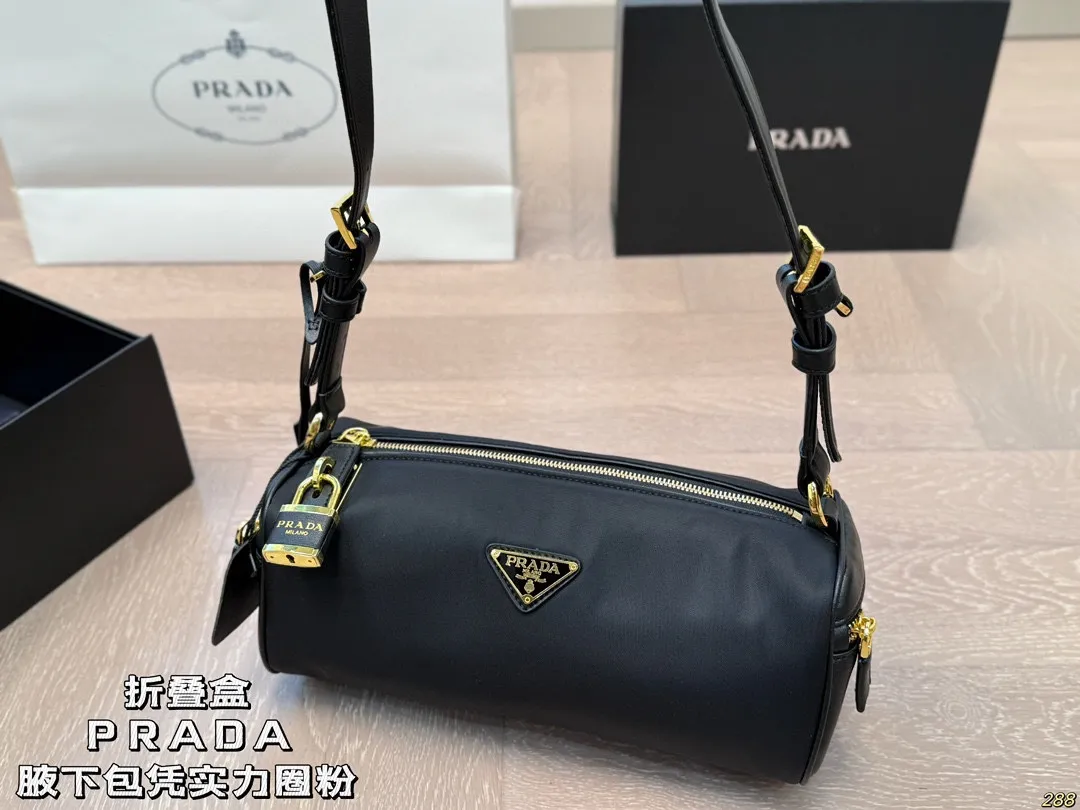 ¥180折叠盒 普拉达PRADA 腋下包 可爱到不行!凭实力圈粉 简约又不失高级 背上就是时髦精女孩~ 尺寸28 11